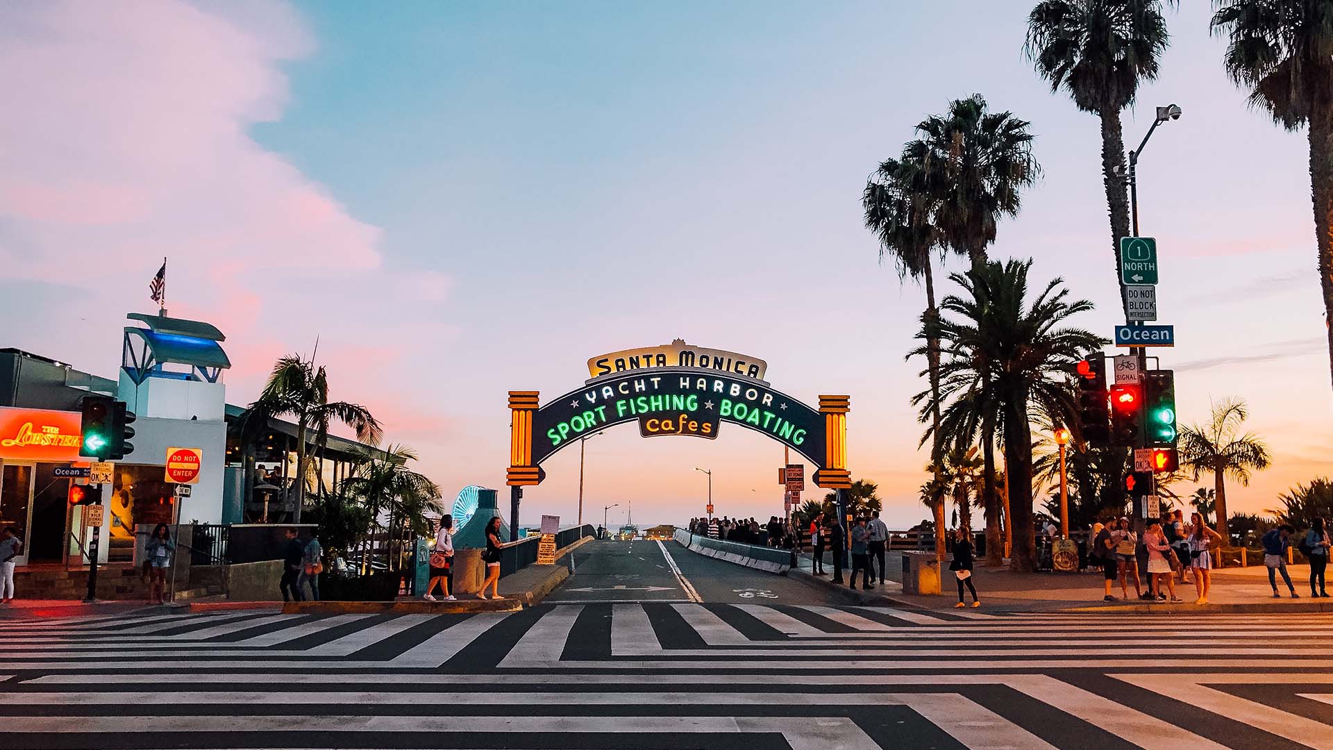 Gå en tur ut på Santa Monica Pier, og nyt solnedgangen over Stillehavet