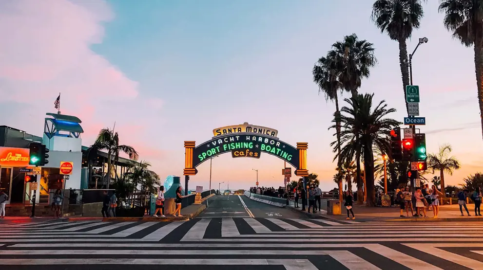 Gå en tur ut på Santa Monica Pier, og nyt solnedgangen over Stillehavet
