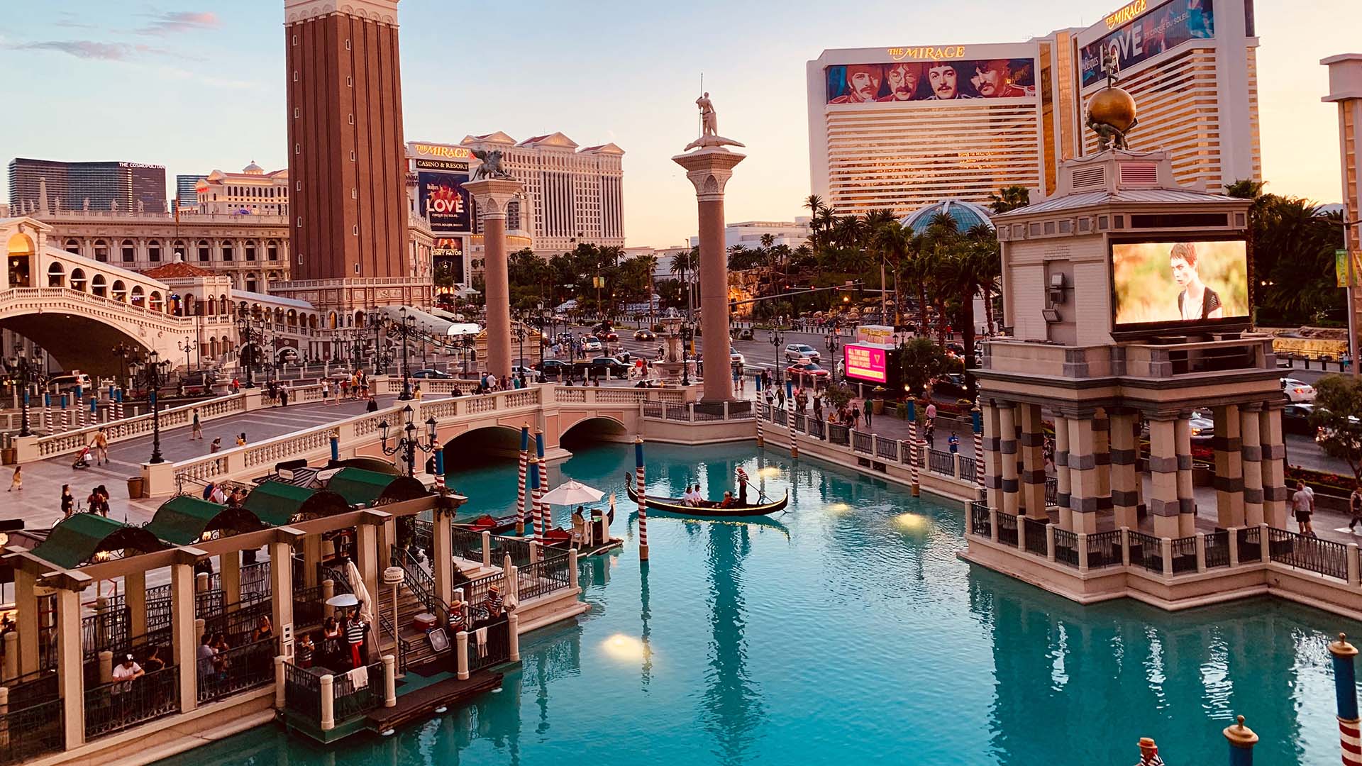 Ta en gondoltur rundt hotellet The Venetian - en særegen opplevelse!