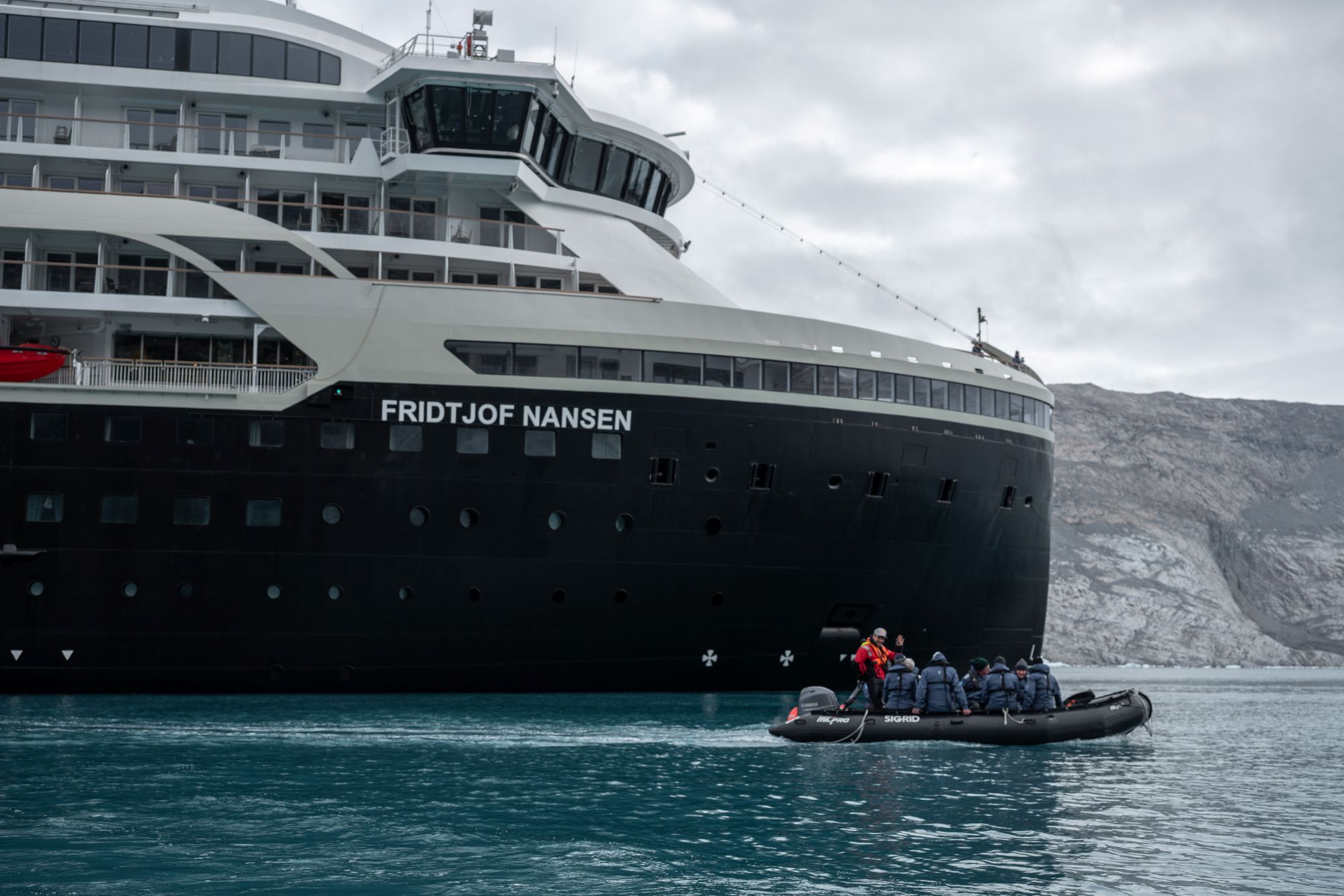 MS Fridtjof Nansen tar deg med gjennom Grønlands storslåtte arktiske landskap
