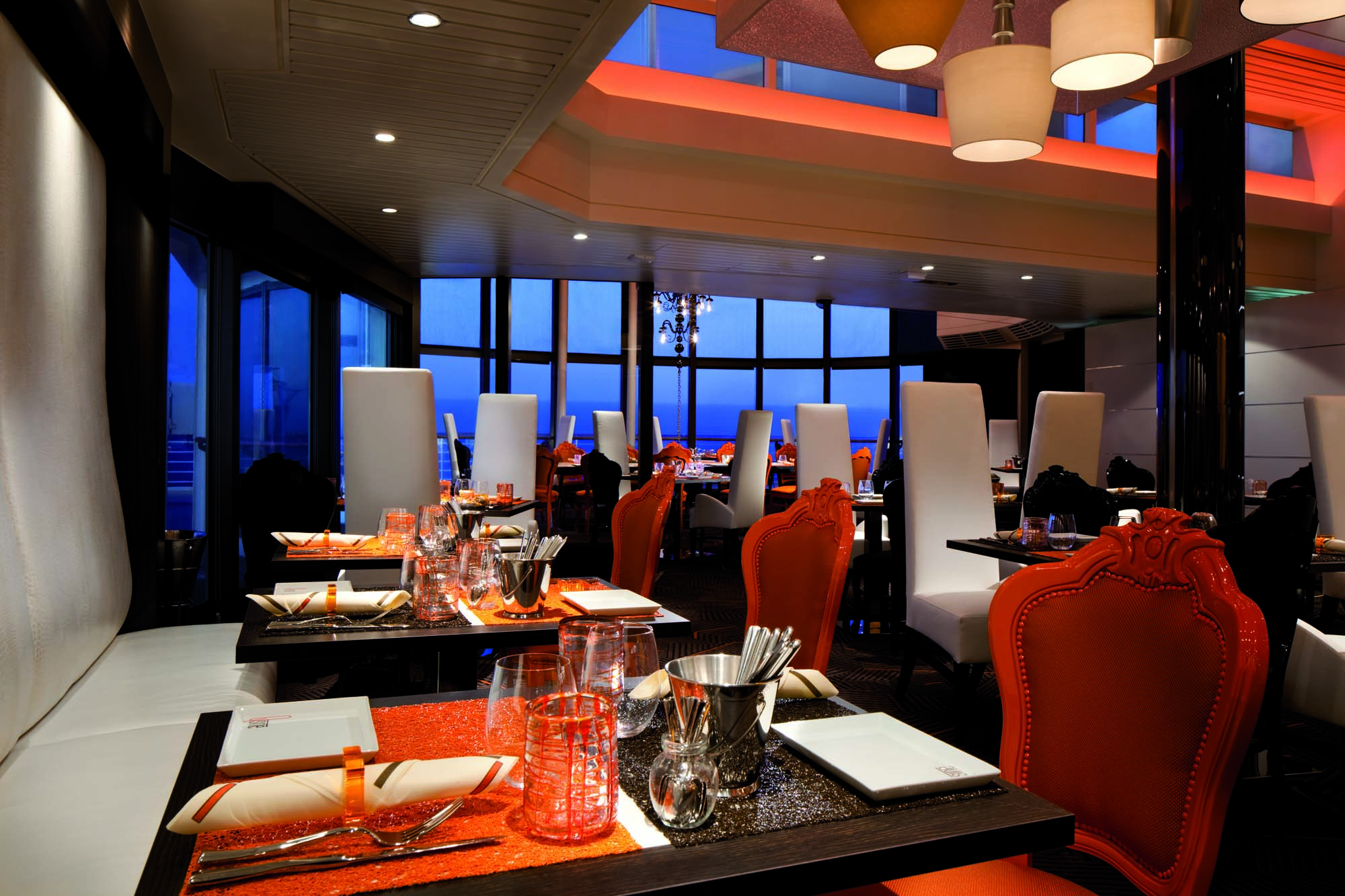 Nyt smakfulle måltider i elegante restauranter, hvor førsteklasses råvarer og god service står i sentrum