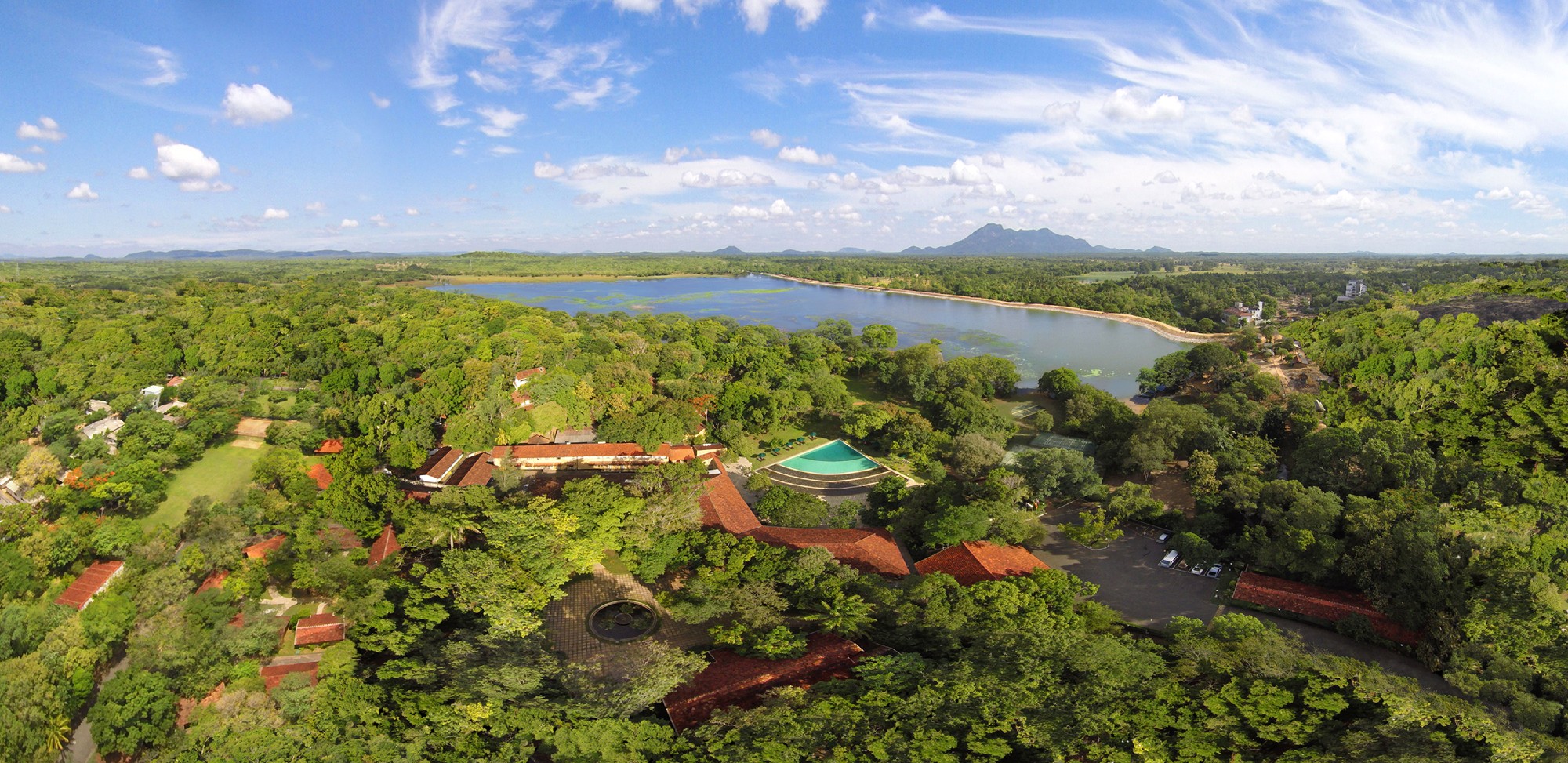 Unik beliggenhet midt i den frodige naturen og ved bredden av sjøen