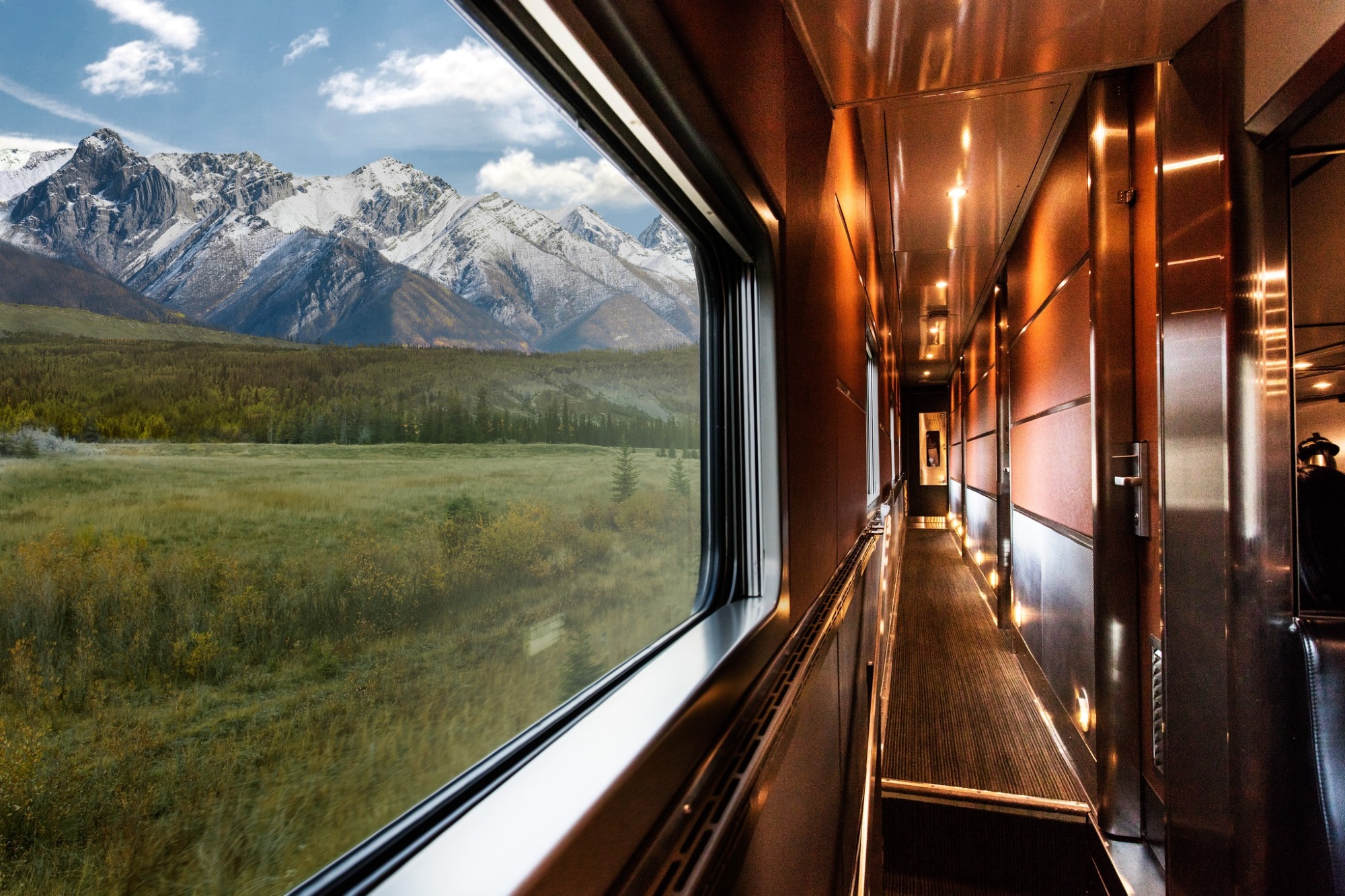 VIA Rail Prestige Class Gang Og Bjerg Udsigt CUT 2000X1333px