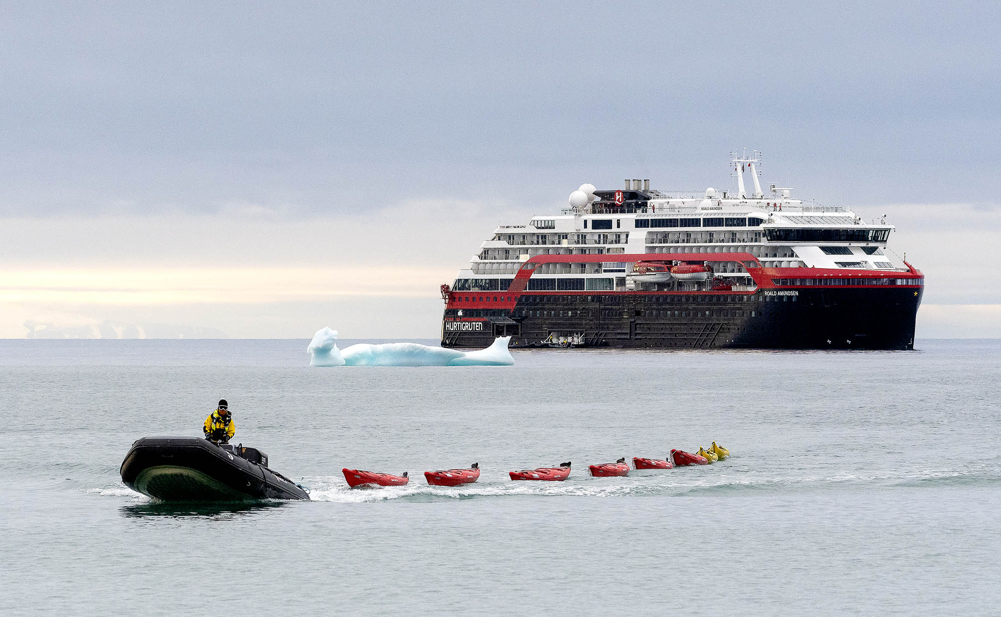 Reisen foregår med MS Roald Amundsen, og dere seiler inn til kysten i mindre båter