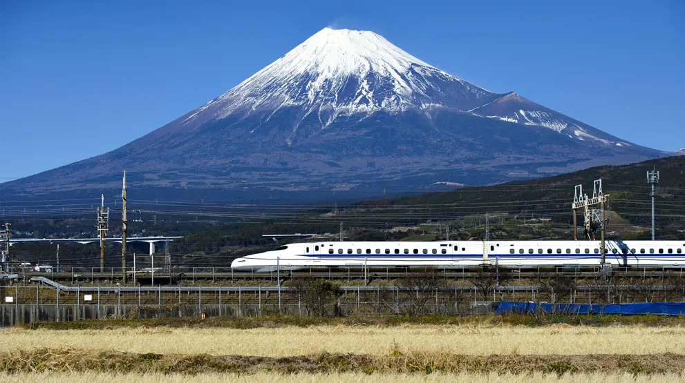 Dere reiser med Shinkansen, som her ses på strekningen mellom Kyoto og Tokyo med Mount Fuji i bakgrunnen