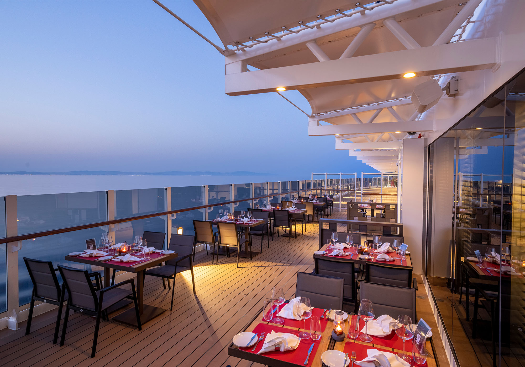 Nyt måltidet utendørs på Butcher's Cut om bord på MSC Seashore