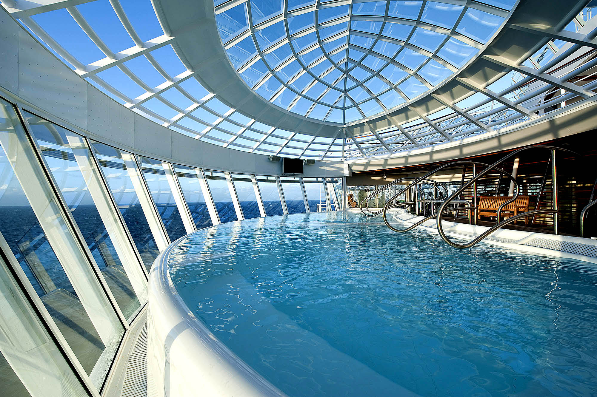 Opplev den ultimate avslapningen i jacuzzien, hvor du kan nyte varme bobler og en betagende utsikt over havet