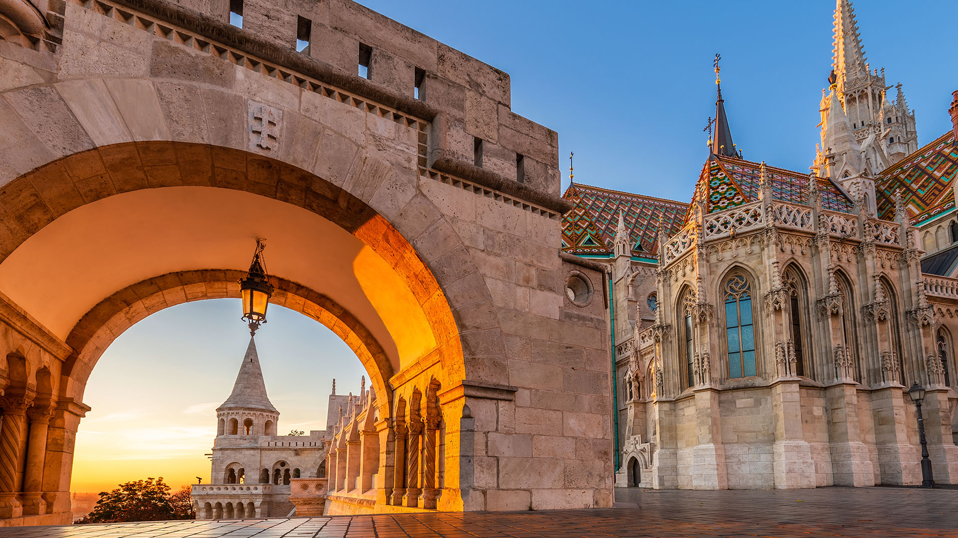 Nordporten til fiskerbastionen med den vakre Matthias Kirke, Budapest