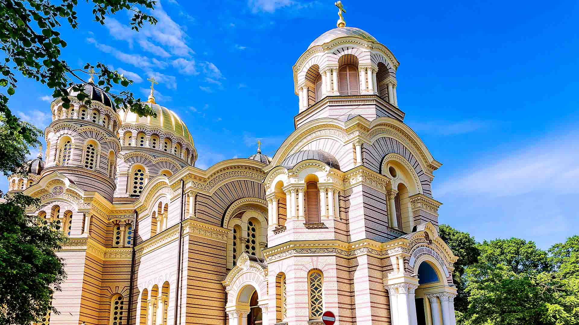 Cathedral of the Nativity of Christ i Riga - en praktfull ortodoks kirke og et av byens mest imponerende landemerker