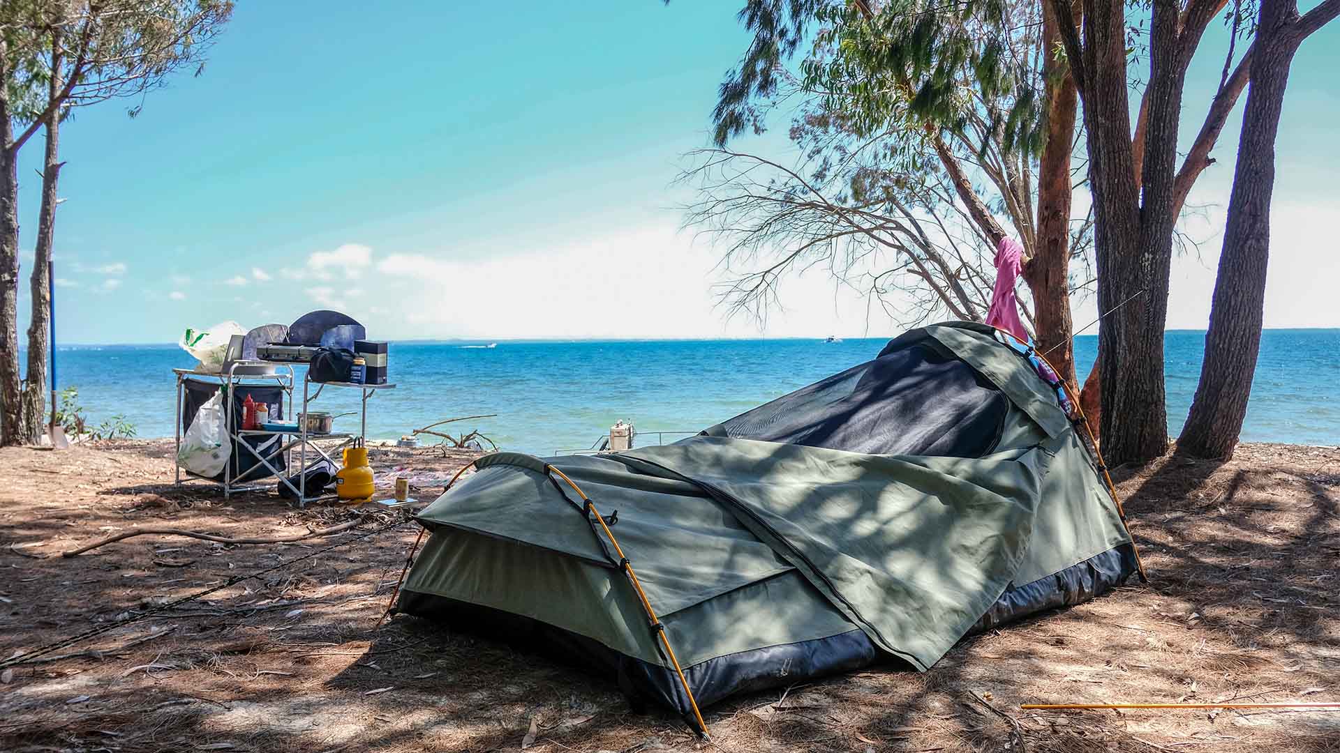 På store deler av reisen overnatter dere i "swag"-telt i ett med den fantastiske naturen