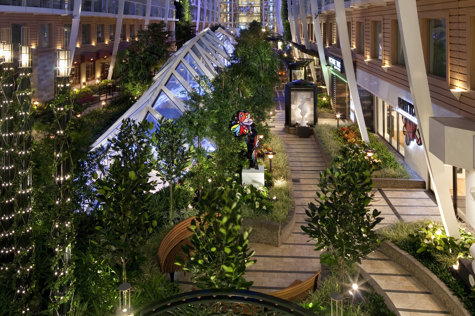 Central Park, en utendørs park med levende planter og trær midt på skipet