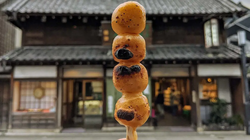 Prøv den japanske snacksen "dango" på en tur i historiske Kawagoe 