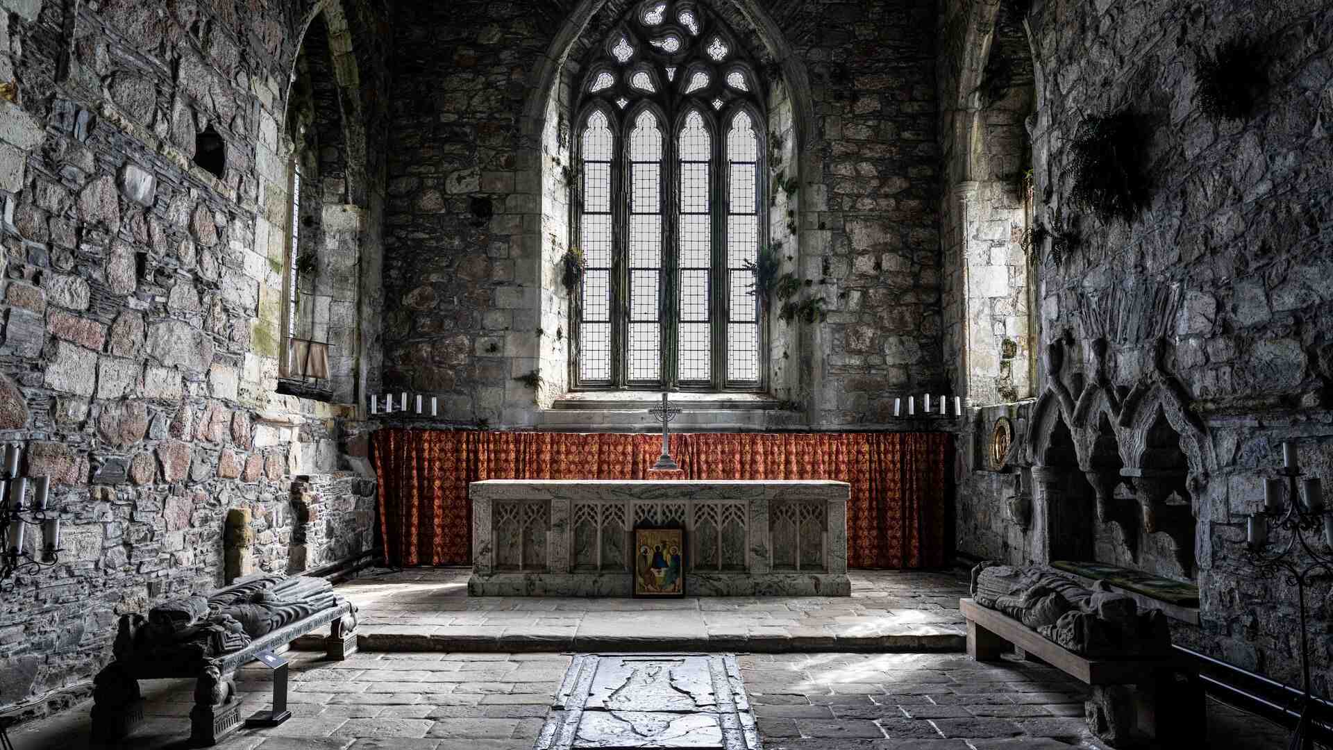 Utforsk spennende gotiske klostre midt i de barske landskapene