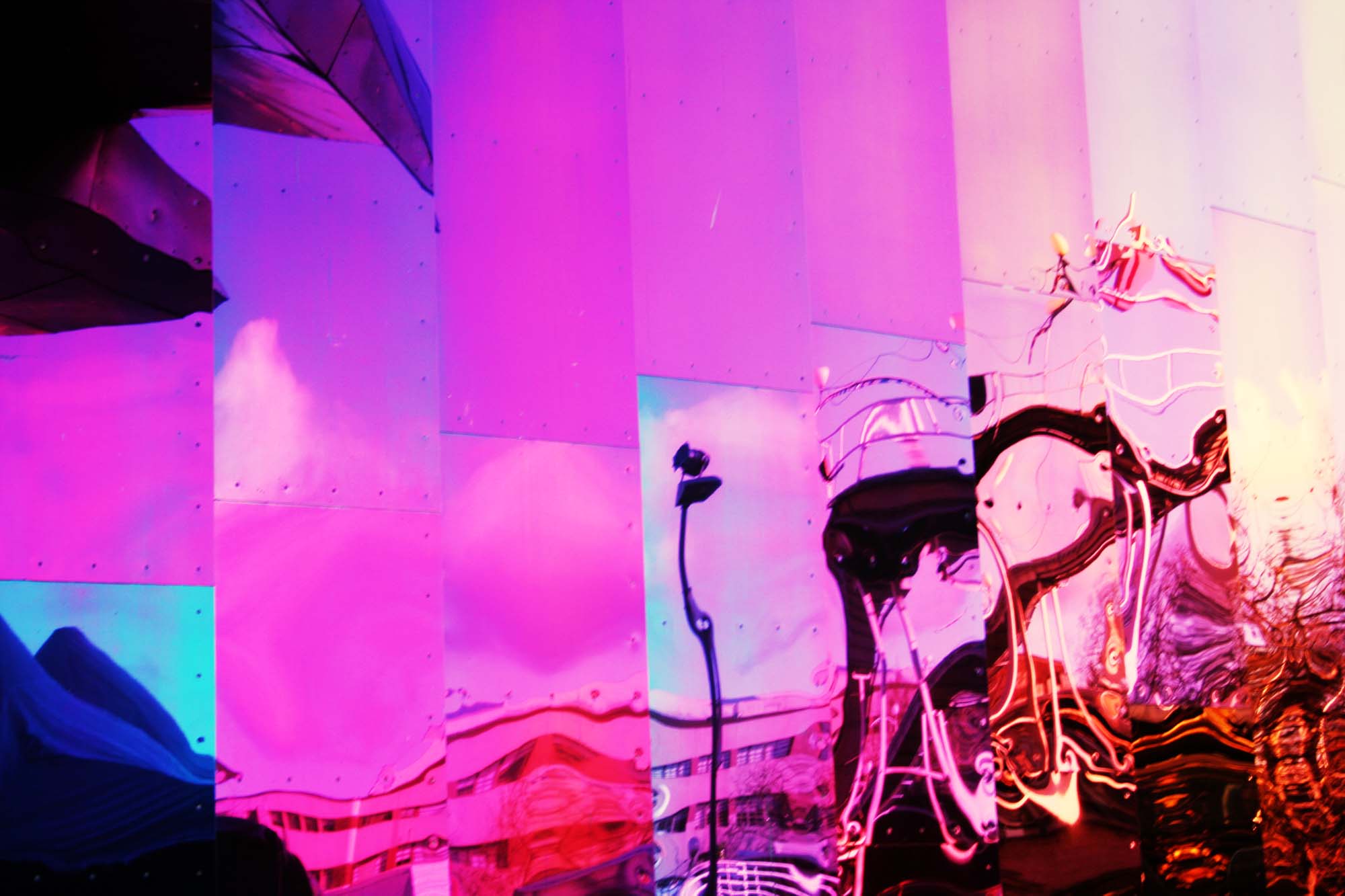 Opplev det spennende museet Experience Music Project, men utstilling av blant annet Jimi Hendrix 