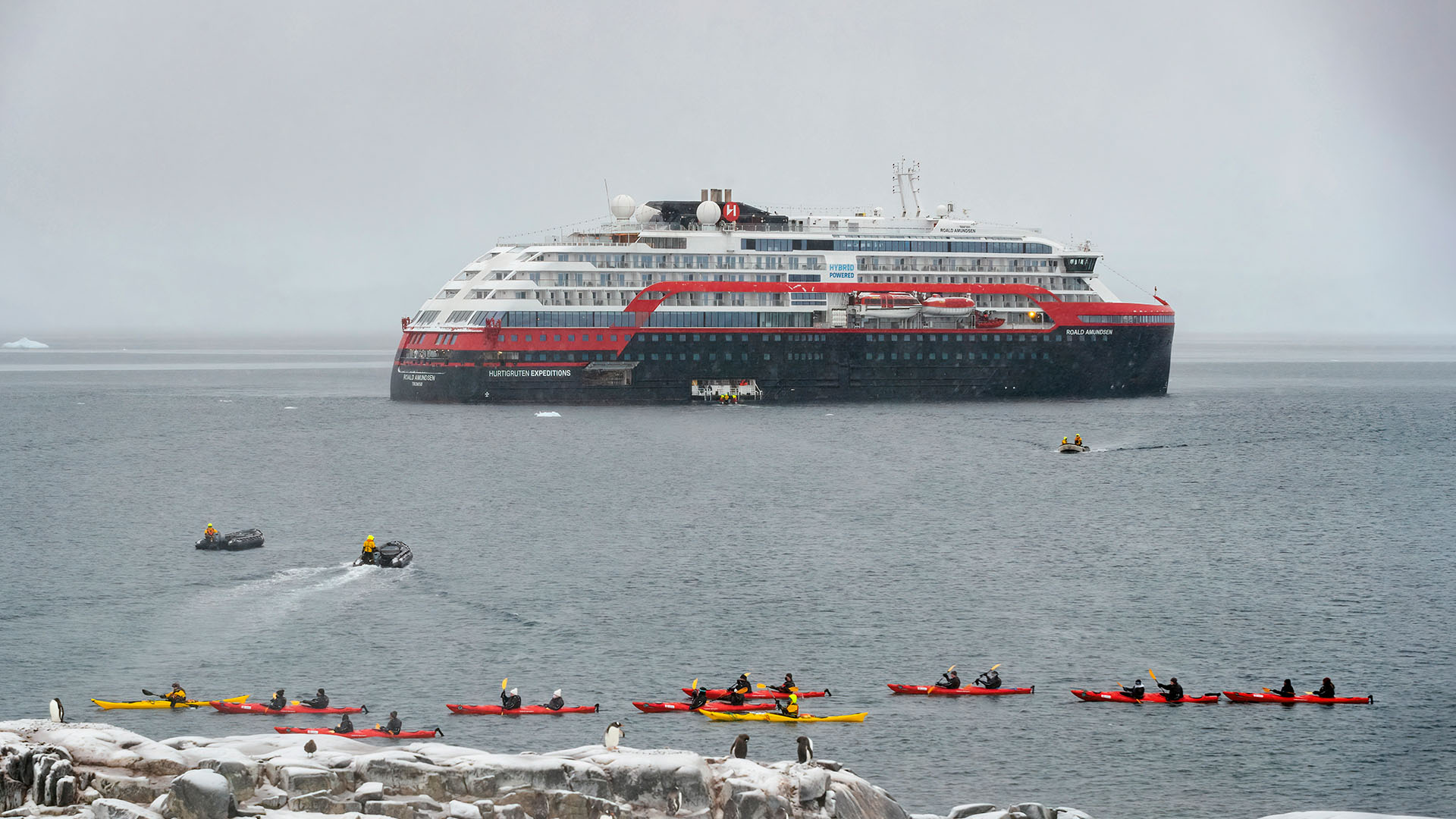 Reisen foregår med MS Roald Amundsen eller MS Fridtjof Nansen, og dere seiler inn til kysten i mindre båter