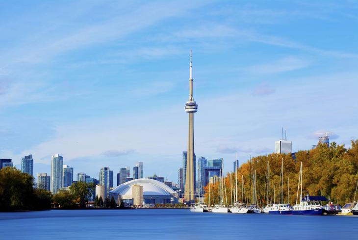 Toronto,  hvor man kan se det ikoniske CN Tower - Bilferie i det østlige Canada
