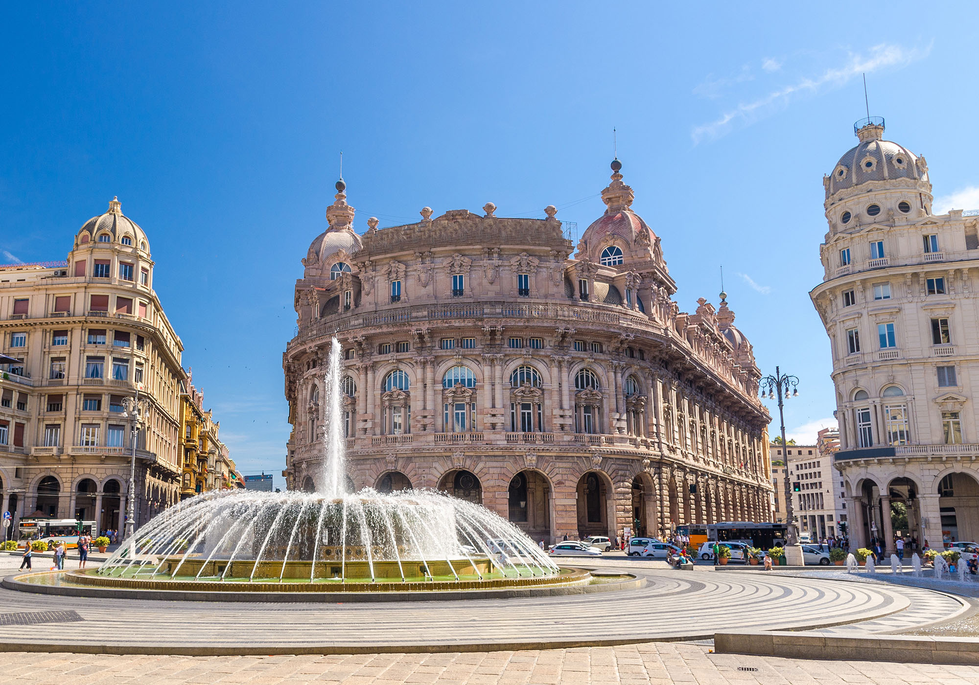 Fra Savona kan dere blant annet dra på utflukt til den historiske havnebyen Genova