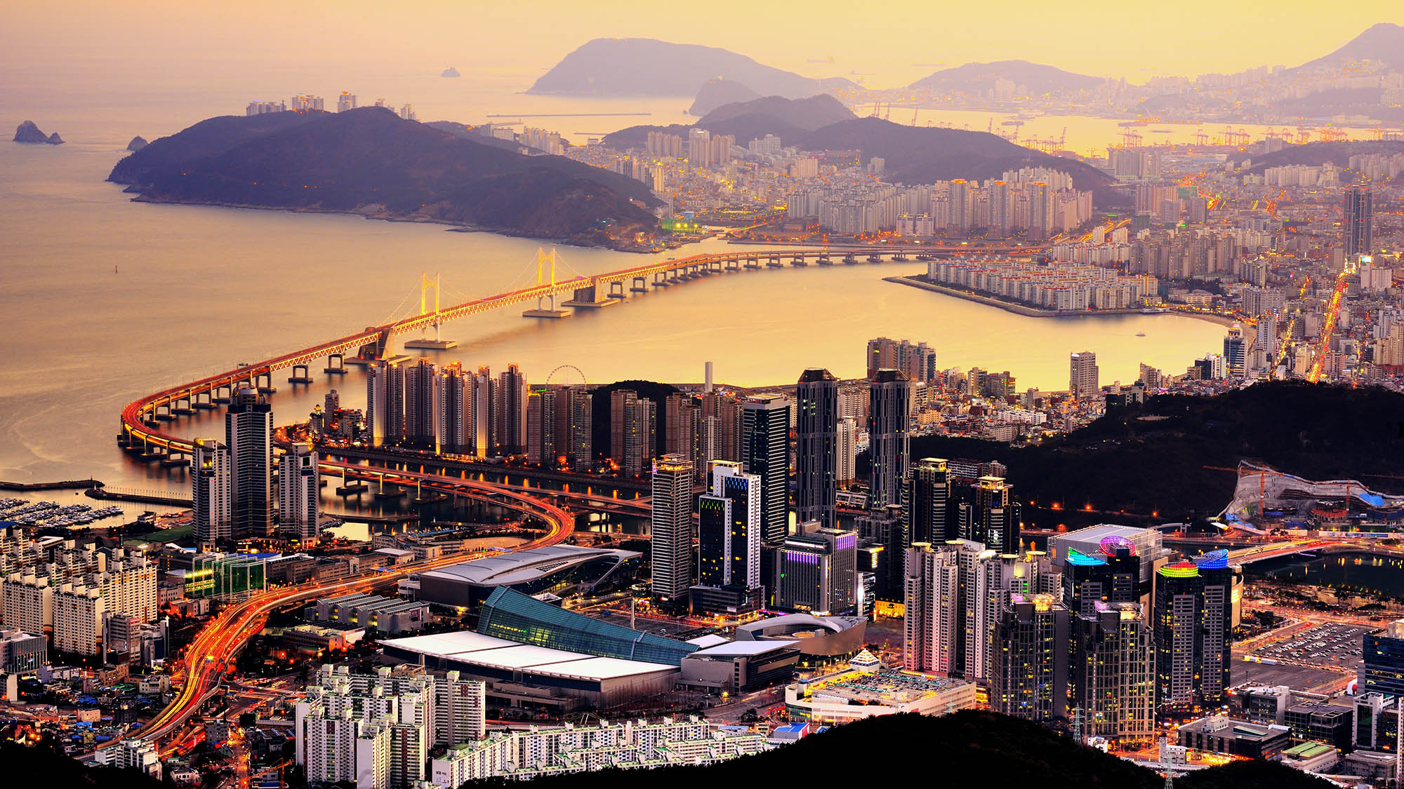 Busan, Sør-Koreas pulserende kystby med vakre strender og fargerike markeder