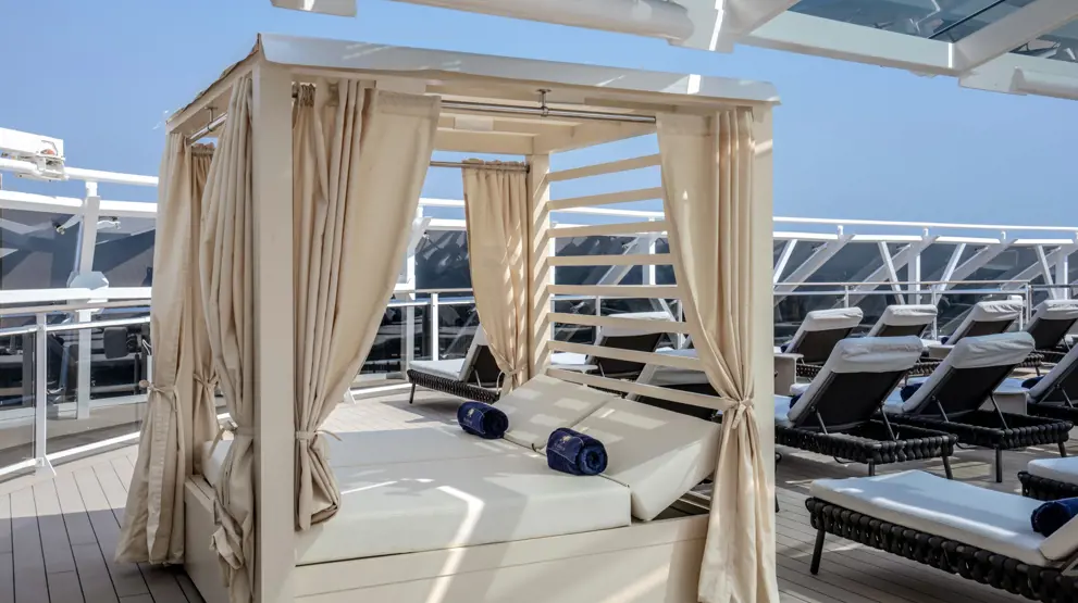Yacht Club har sitt eget private område, hvor man kan slappe av, nyte drinker og småretter