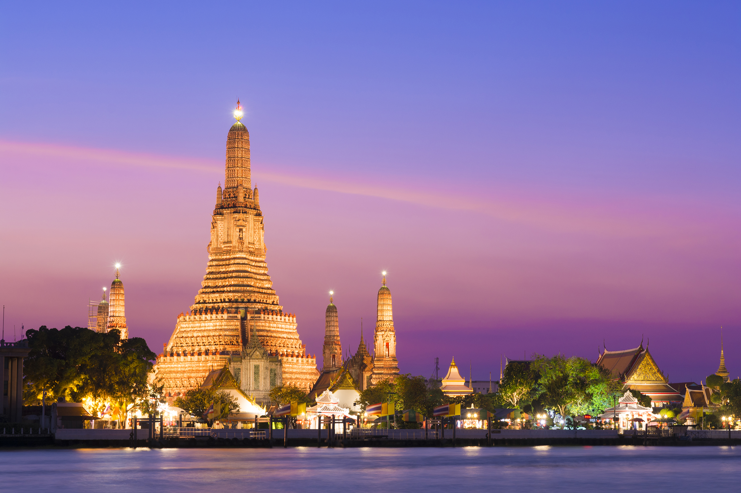 Opplev Bangkoks modernitet og tradisjonelle templer som Wat Arun her ved elvebredden