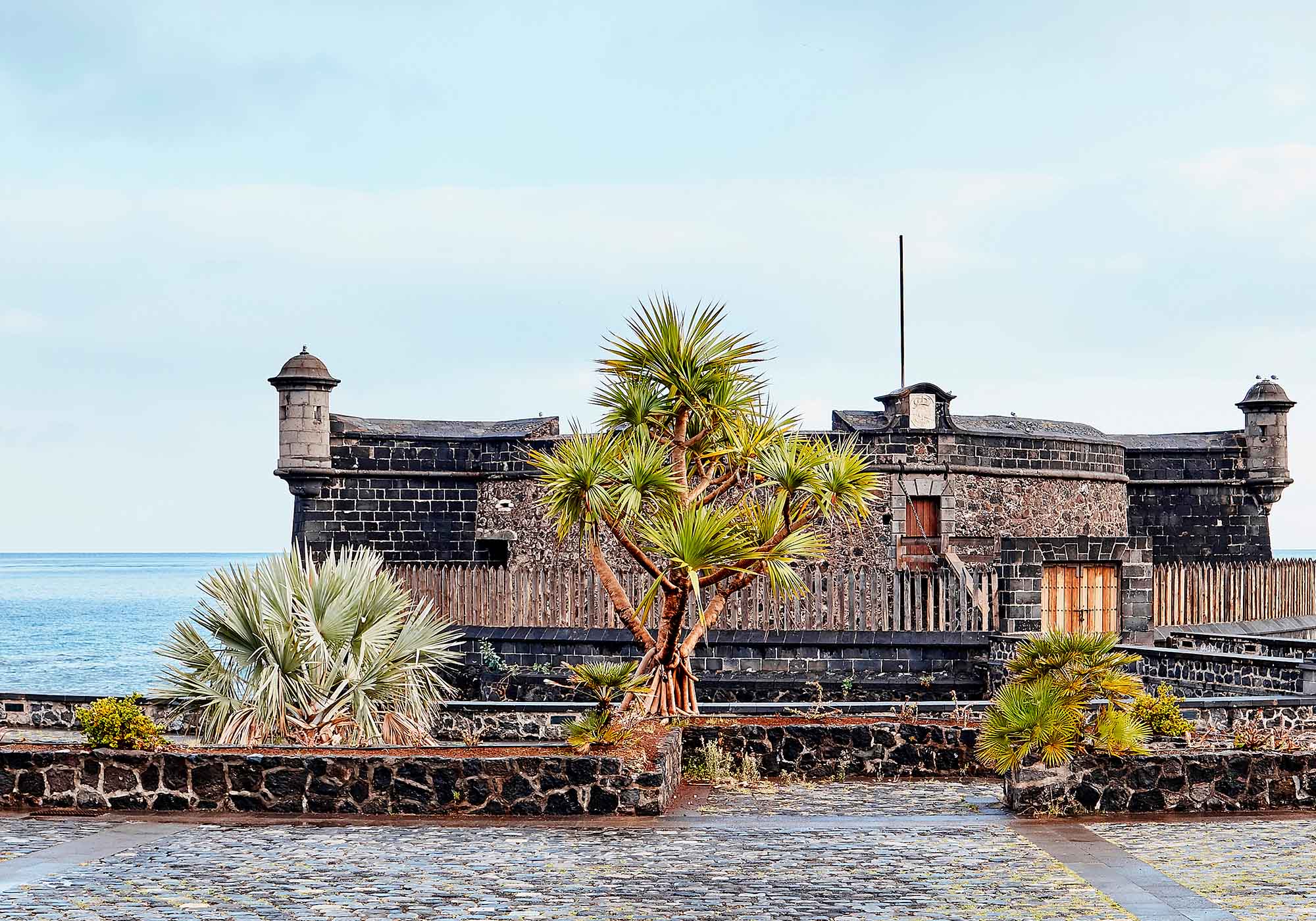 San Juan Bautista‑slottet er en historisk festning i Santa Cruz de Tenerife og har spilt en avgjørende rolle i byens historie