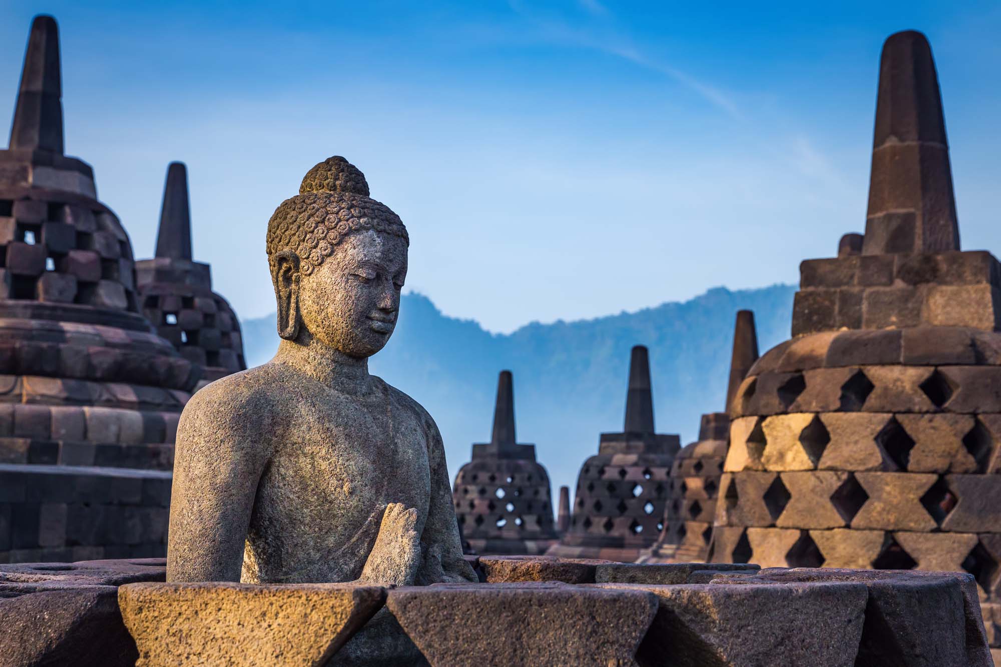 Se buddhastatuer i Borobudur, Yogyakarta 