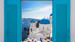 Vakre Santorini sett gjennom typisk blå vinduer