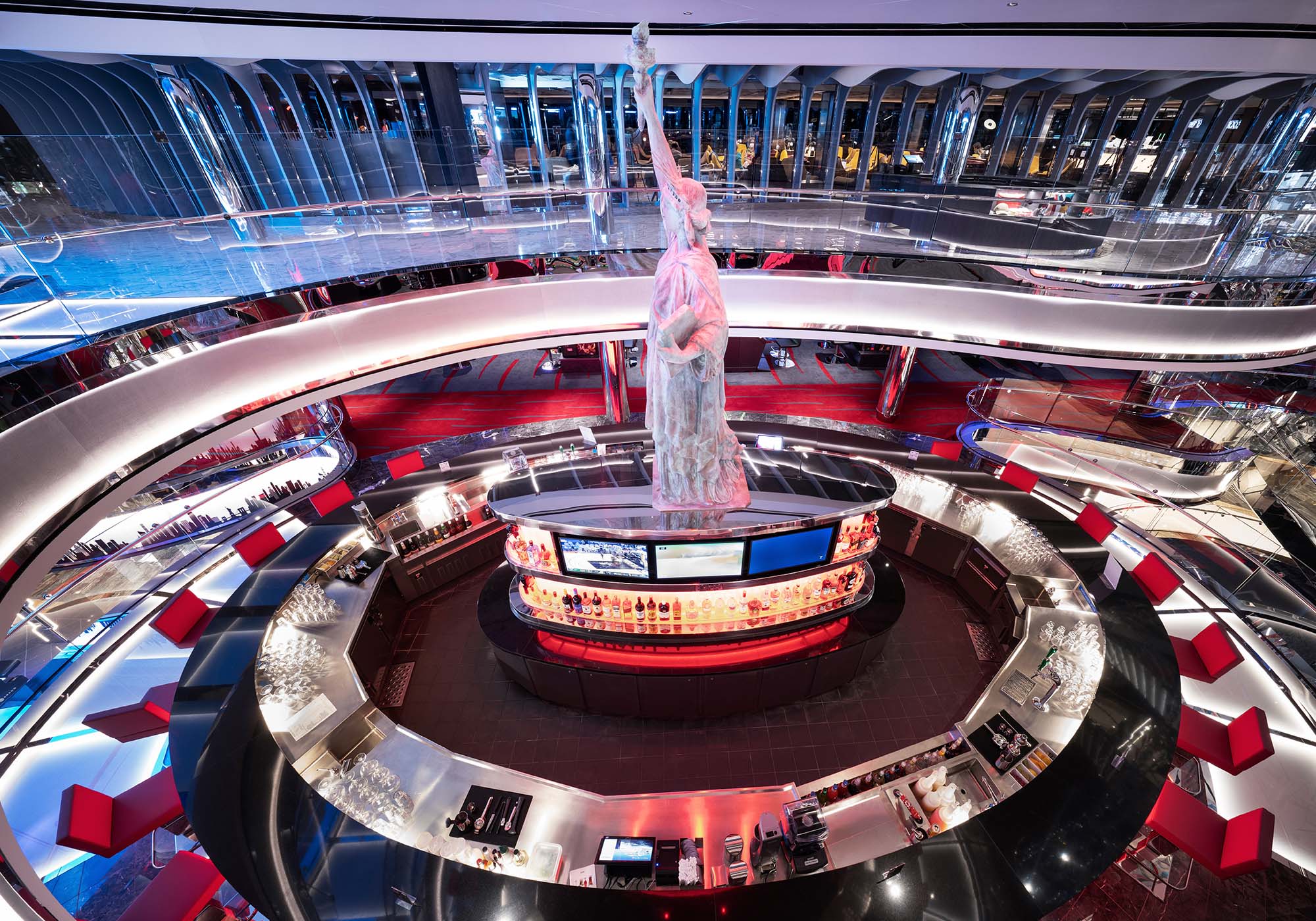 I skipets kasino finner du en imponerende tre meter høy kopi av Frihetsgudinnen