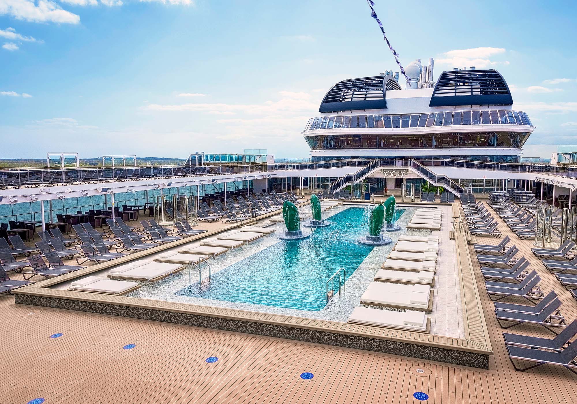 MSC Virtuosa har et flott bassengområde, perfekt for både avslapning og sosiale aktiviteter