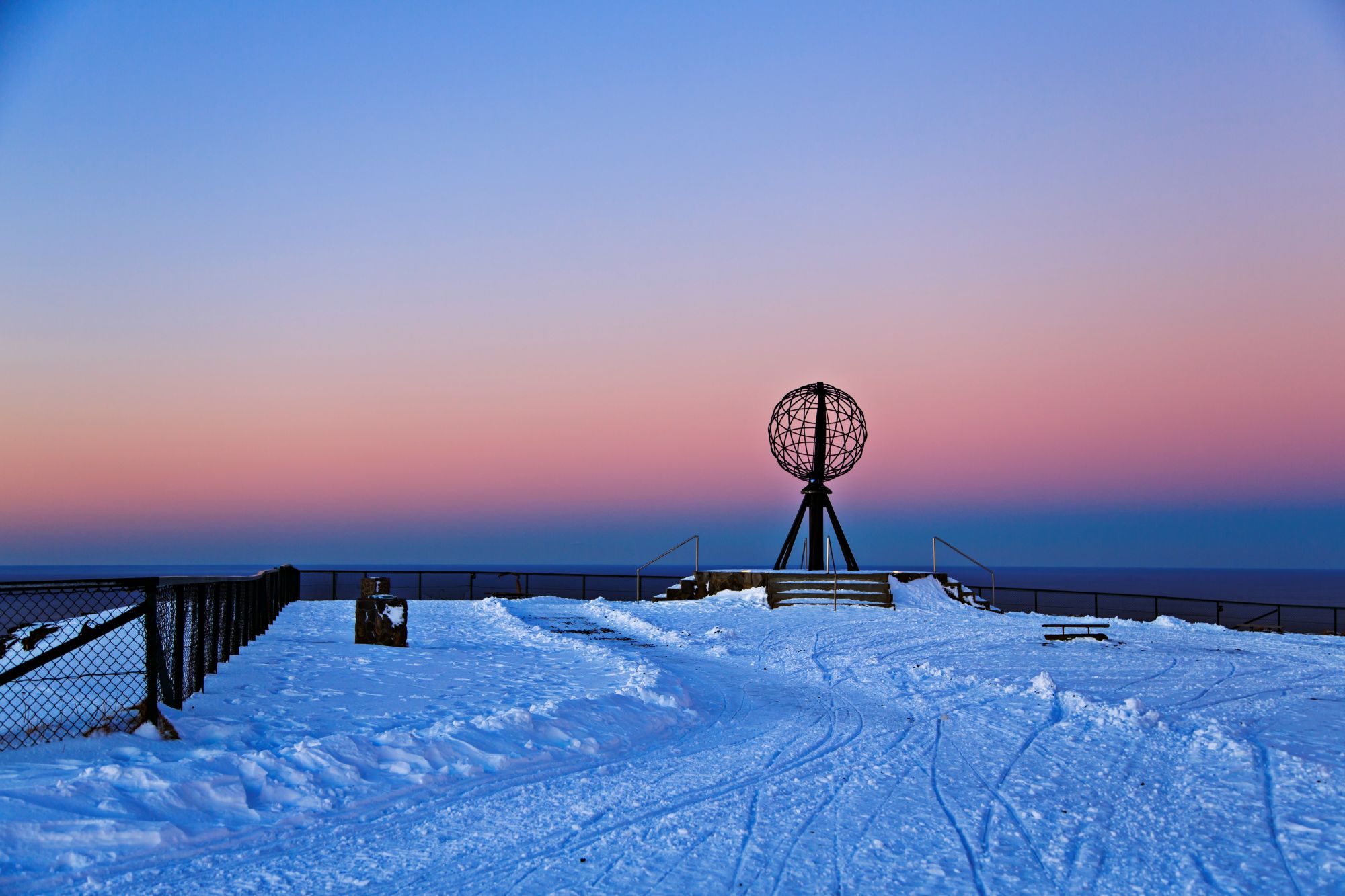 Nordkappmonumentet omgitt av det vinterkledde landskapet | Foto: Madis Särglepp/Hurtigruten