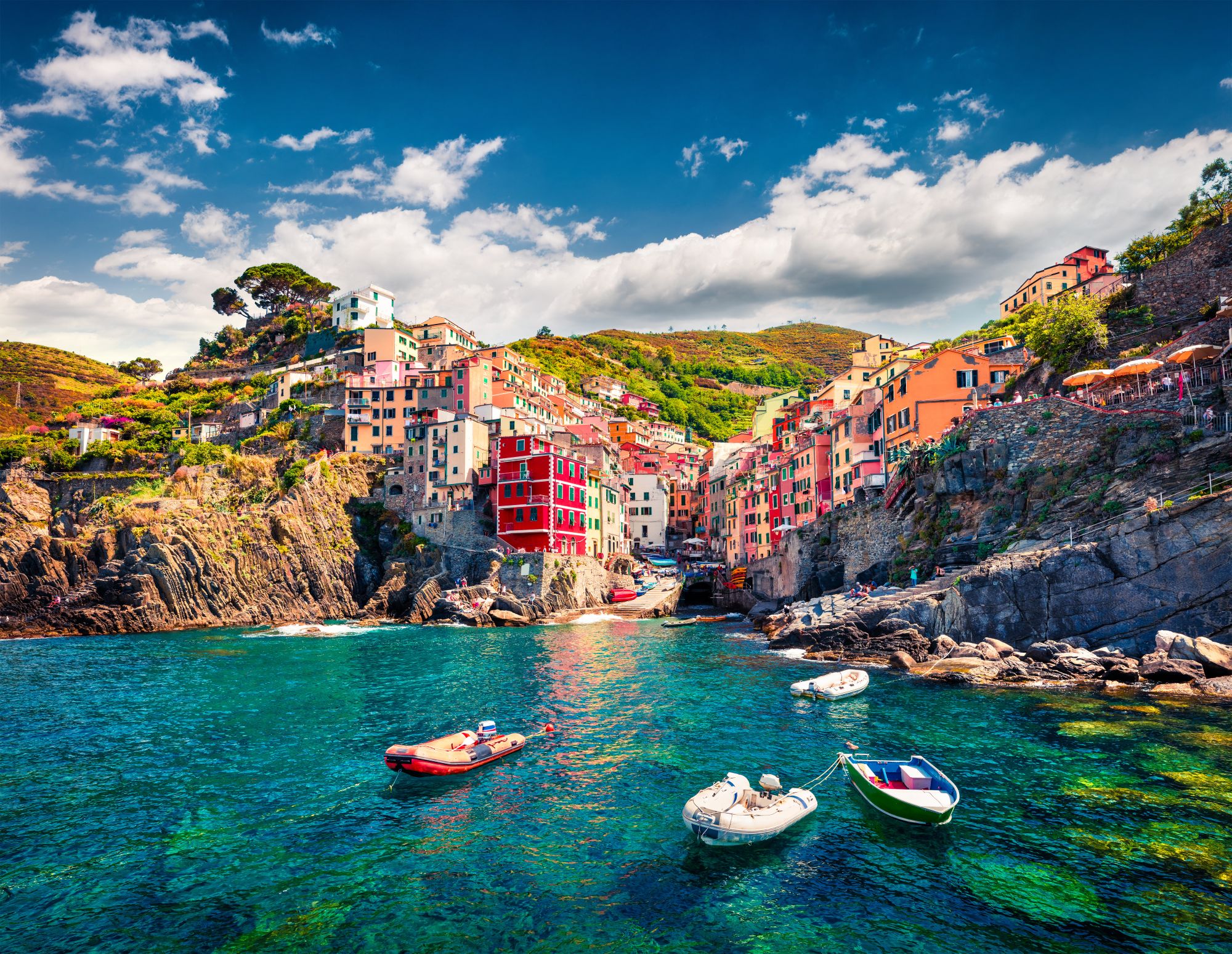Fra La Spezia kan dere dra til Cinque Terre og oppleve fem fargerike landsbyer langs den vakre Liguriakysten