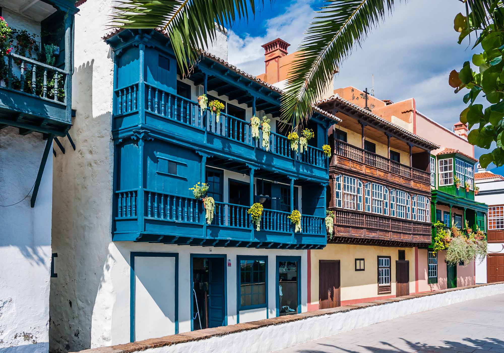 Utforsk Santa Cruz de La Palmas sjarmerende koloniarkitektur, med trange gater, fargerike bygninger og en autentisk atmosfære