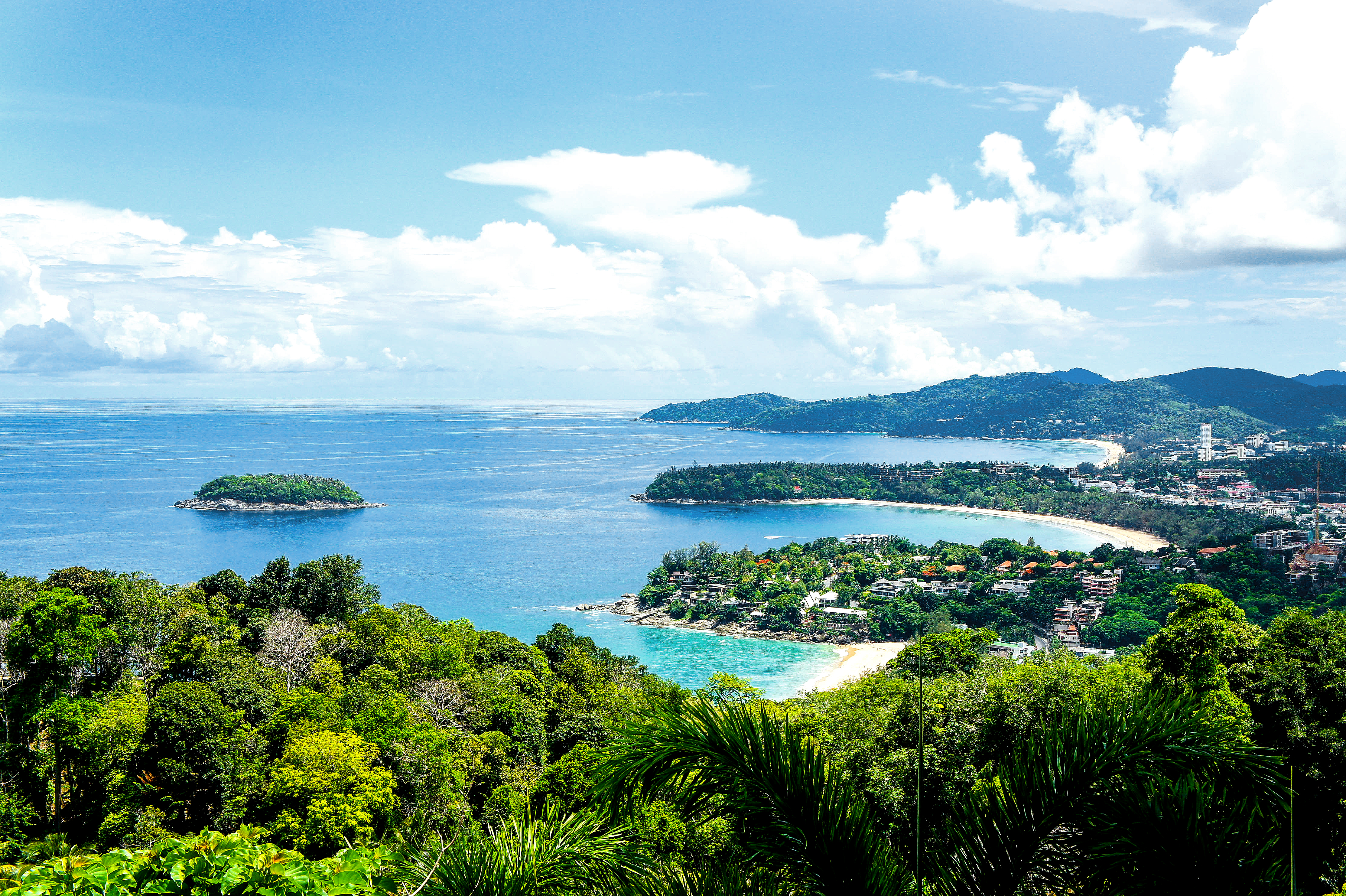 Phuket byr på lange strender, hyggelige kystområder og et livlig atmosfære både dag og kveld