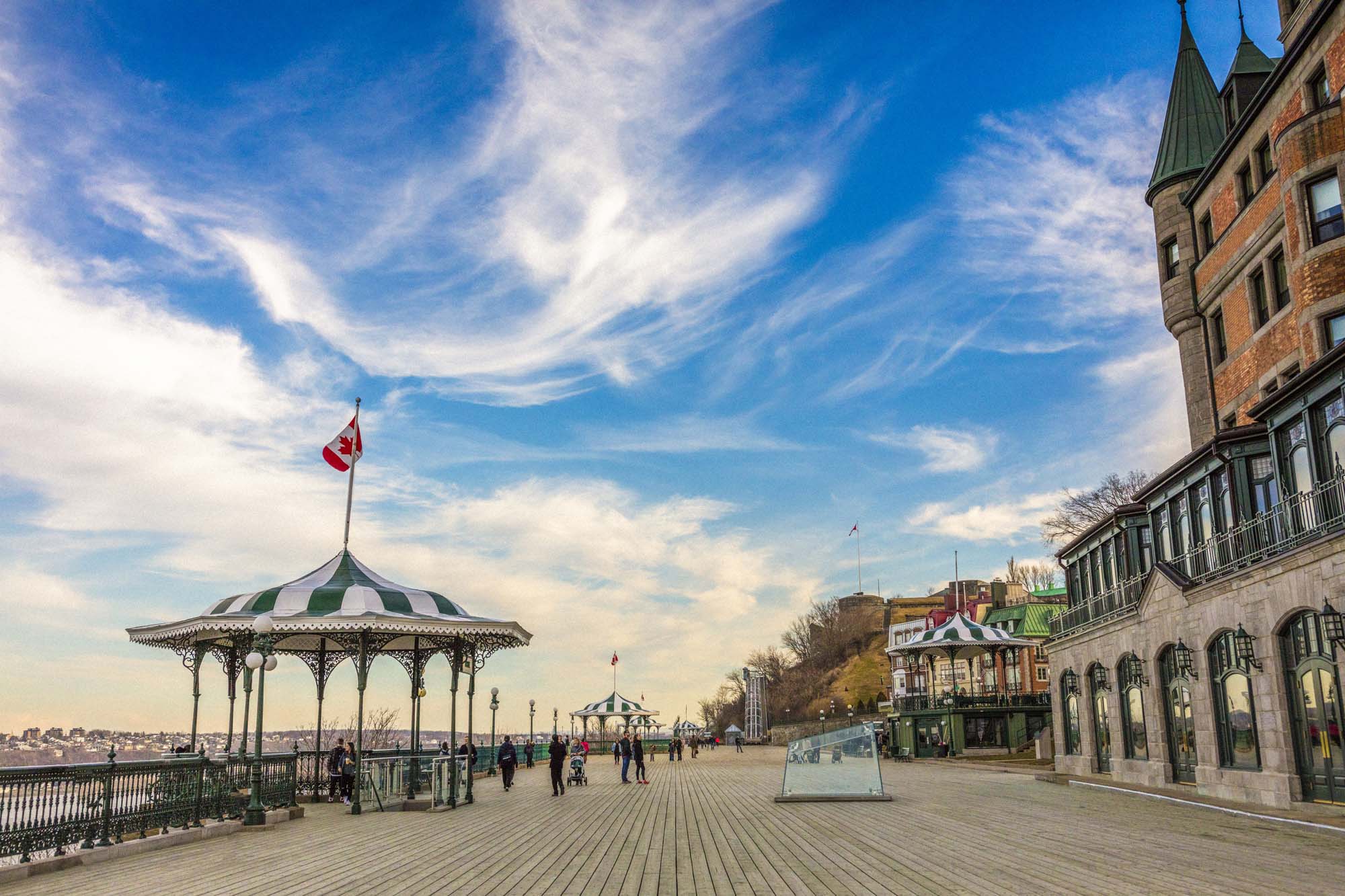Dufferin Terrace ovenfor St. Lawrence river og ved Châtau Frontenac 