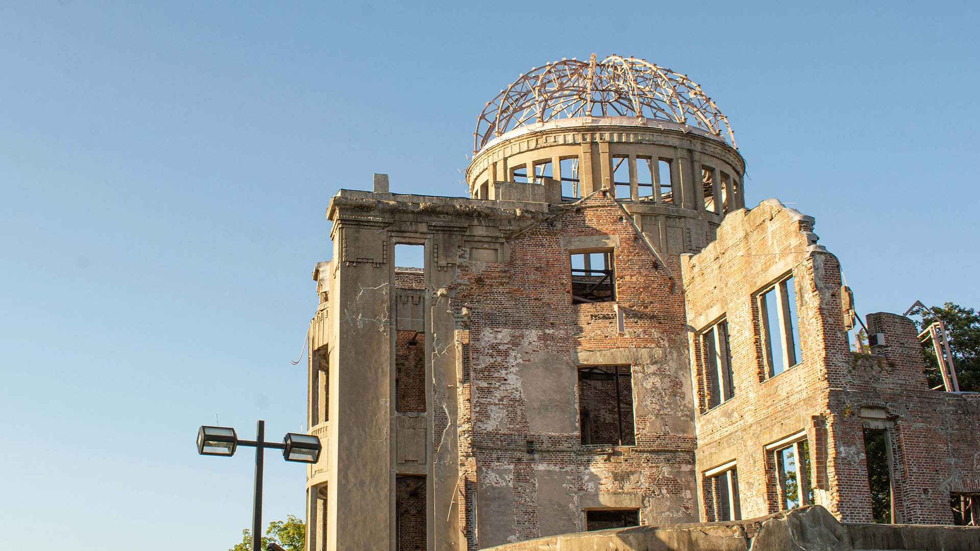 Atomic Bomb Dome kan ses på den andre siden av elven fra minneparken