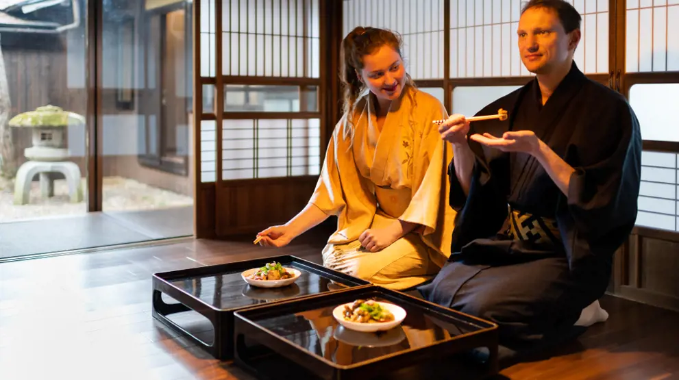 Et tradisjonelt japansk måltid nytes sittende på gulvet ved lave bord