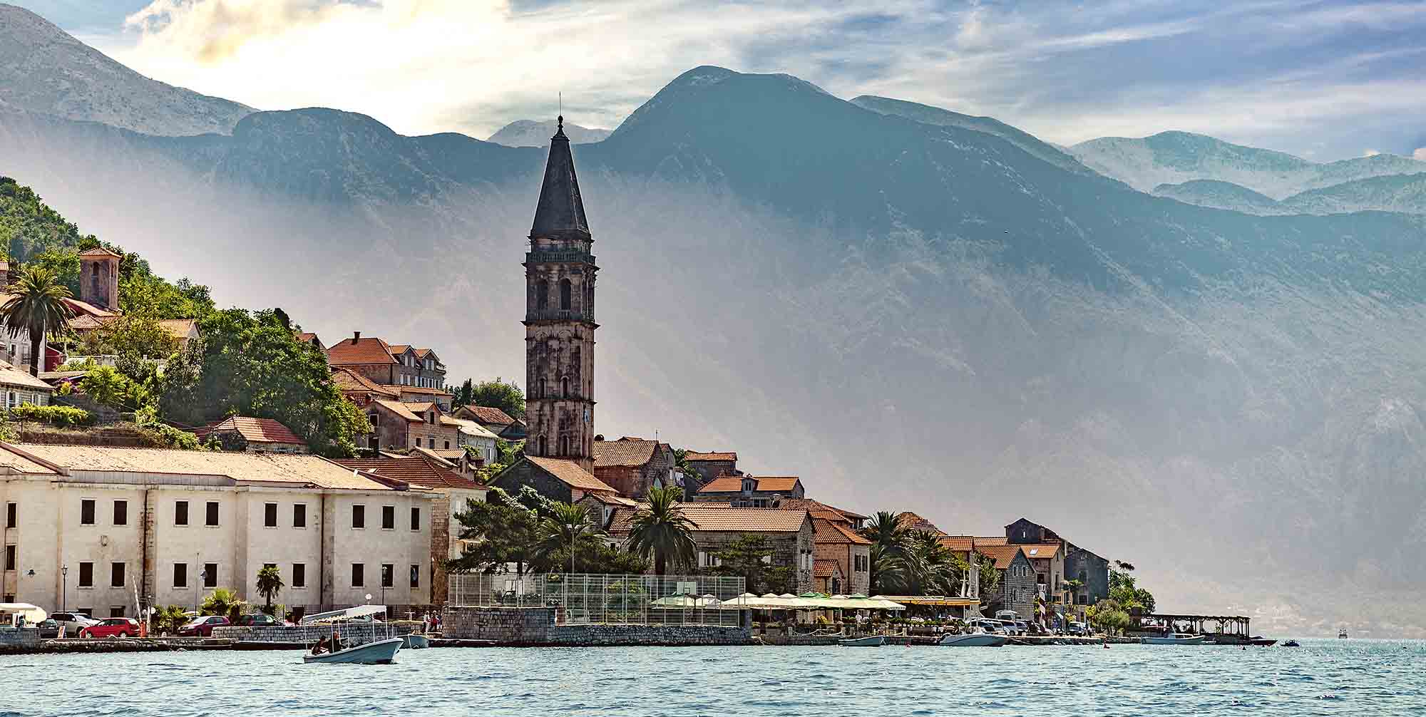 Kotor ligger vakkert til innerst i en fjord omgitt av fjell og er kjent for sin historiske gamleby og imponerende utsikt