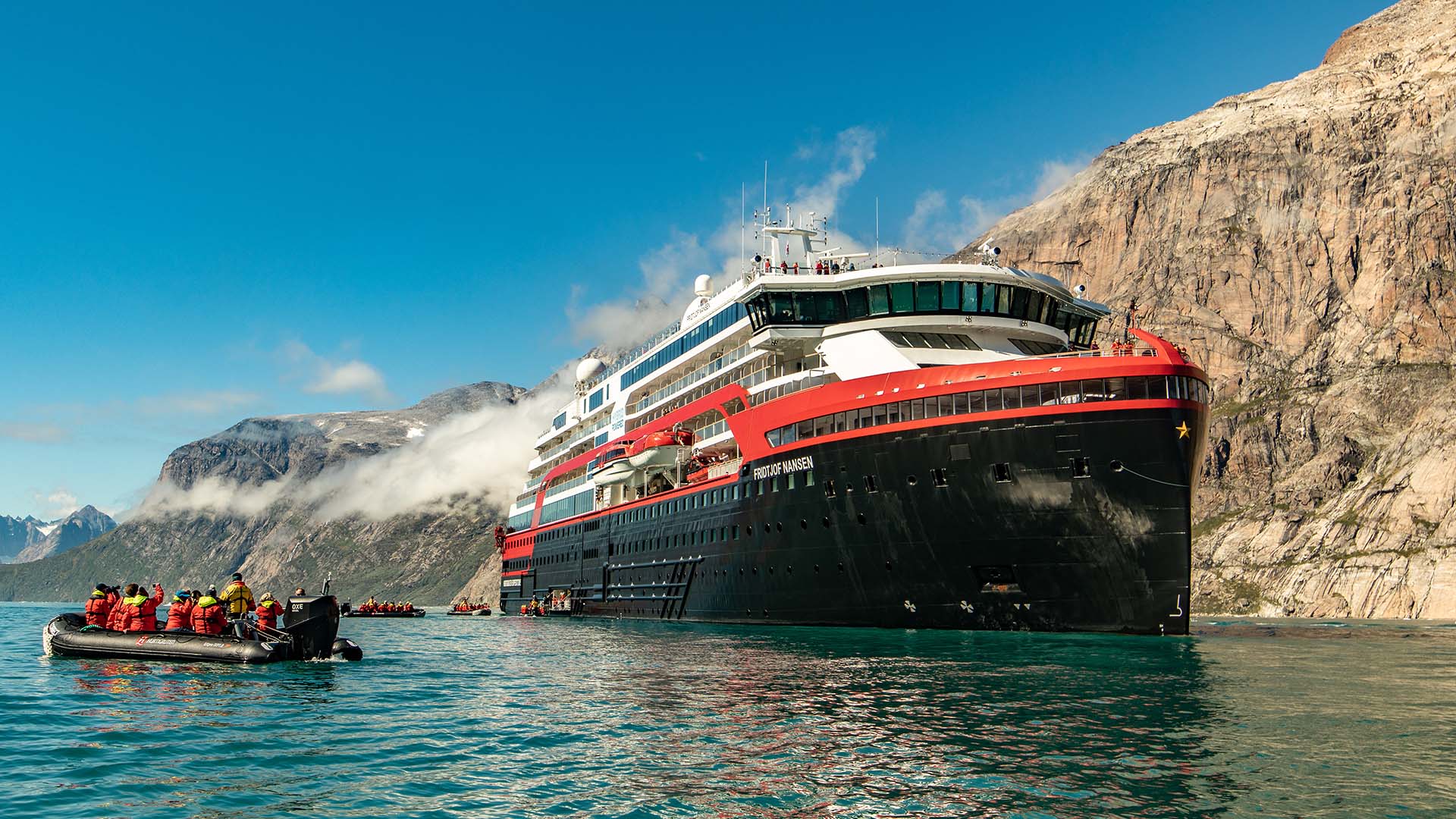 Reisen foregår med MS Fridtjof Nansen, og dere seiler inn til kysten i mindre båter