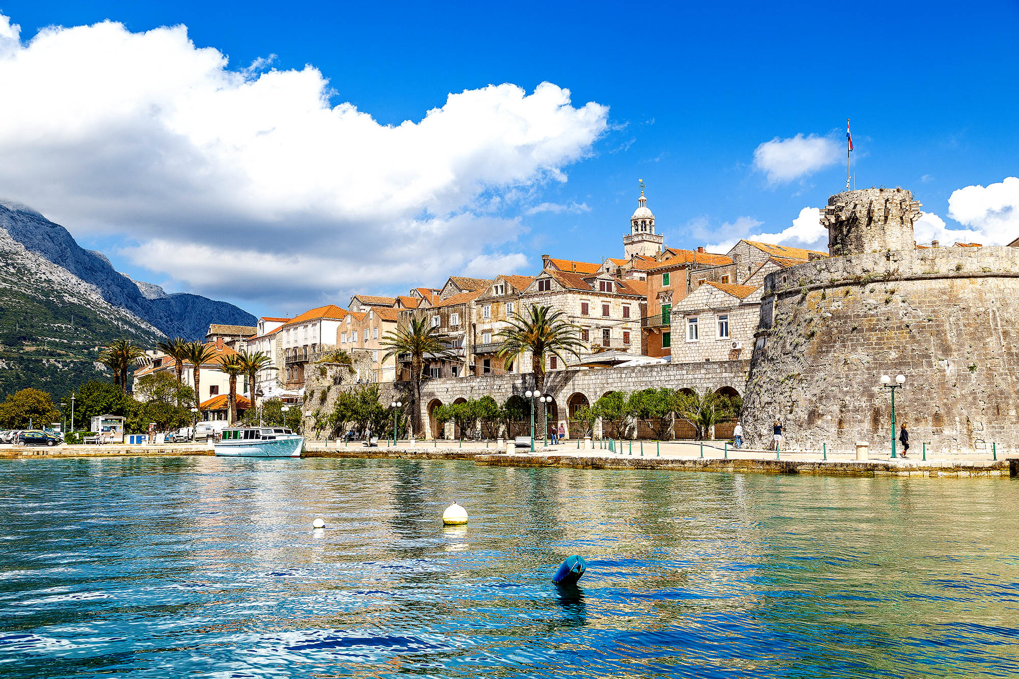 Korčula byr på middelhavsstemning med sine smale gater og sjarmerende bygninger