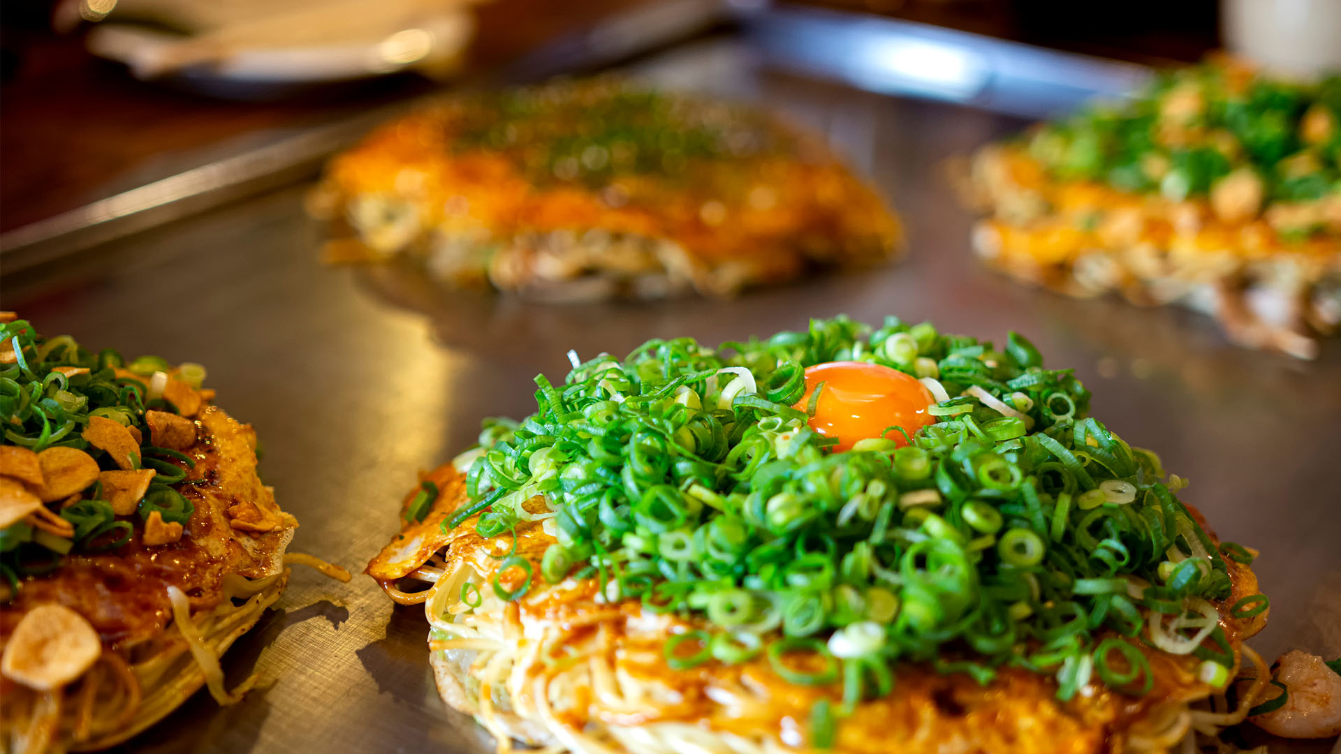 Smak den japanske kålpannekaken okonomiyaki i f.eks. Hiroshima og Osaka