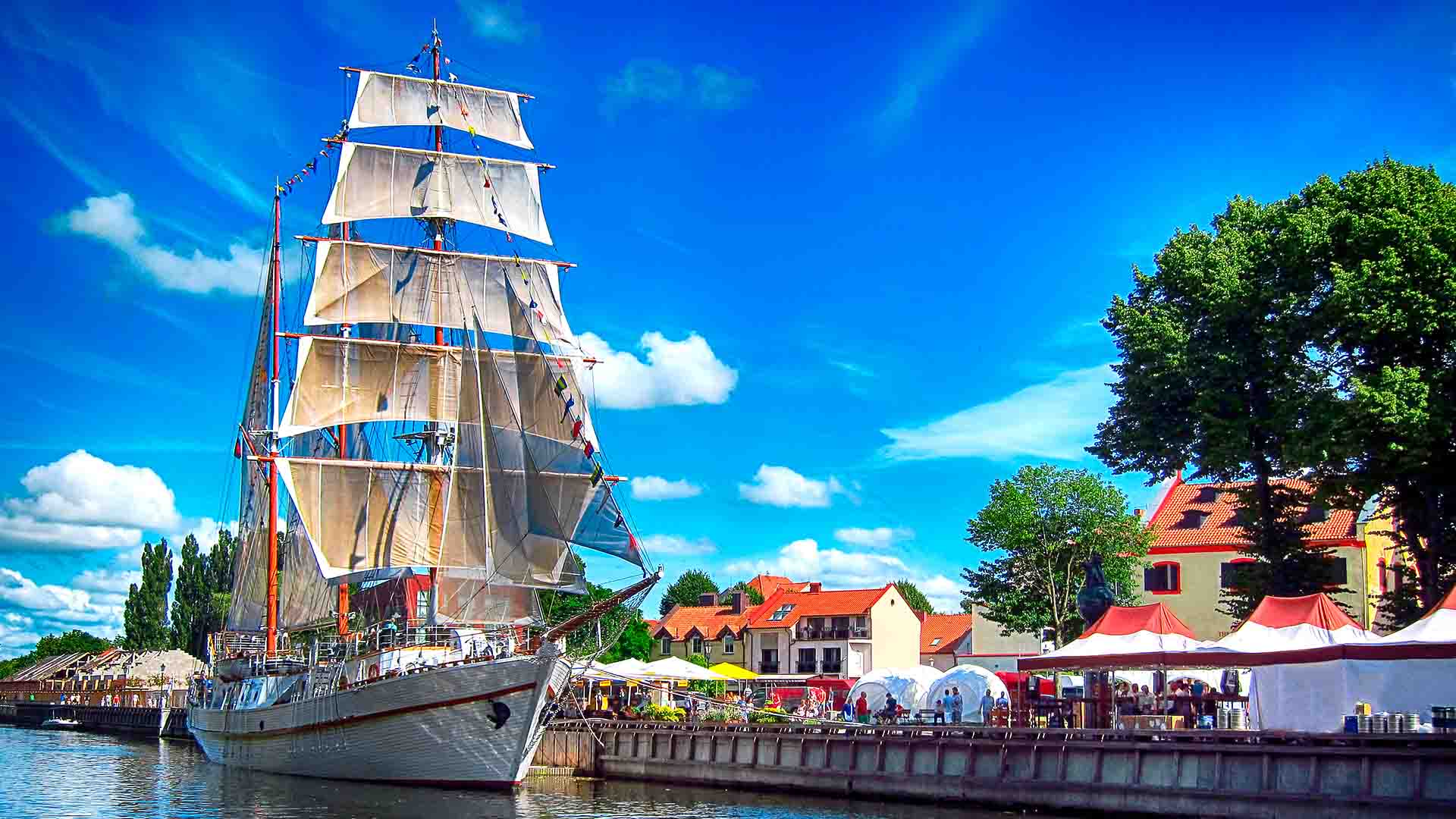 Klaipėda i Litauen byr på en unik blanding av moderne fasiliteter og historisk sjarm, med smale gater, gamle bygninger og en pittoresk gamleby