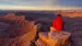 En besøkende nyter utsikten - Reiser til Canyonlands nasjonalpark  En besøkende nyter utsikten - Reiser til Canyonlands nasjonalpark