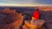 En besøkende nyter utsikten - Reiser til Canyonlands nasjonalpark 