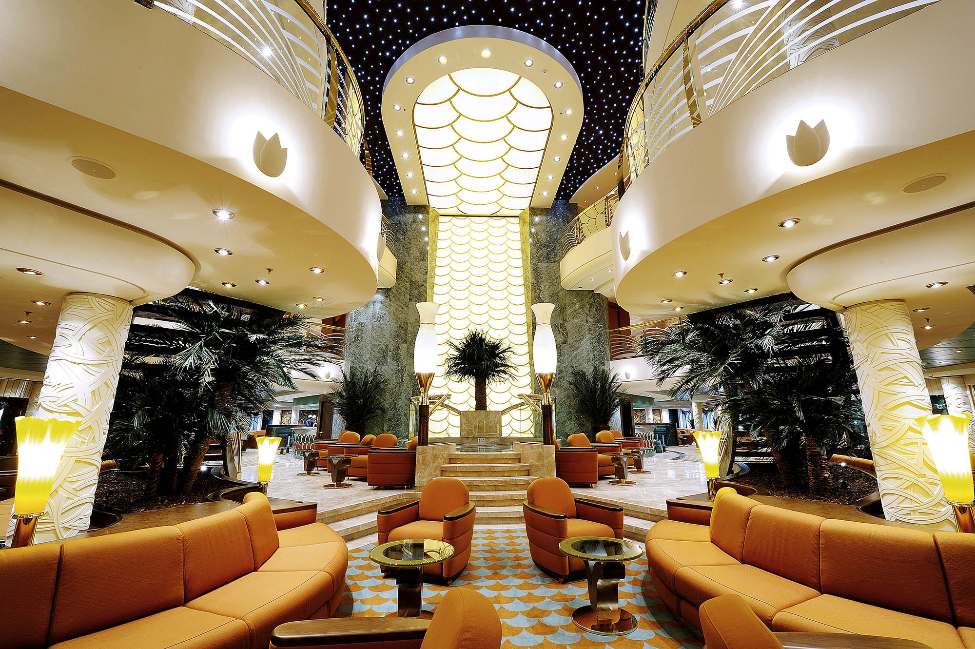 Lobbyen, med sitt storslåtte atrium, strekker seg over flere dekk og gir et imponerende og åpent inntrykk