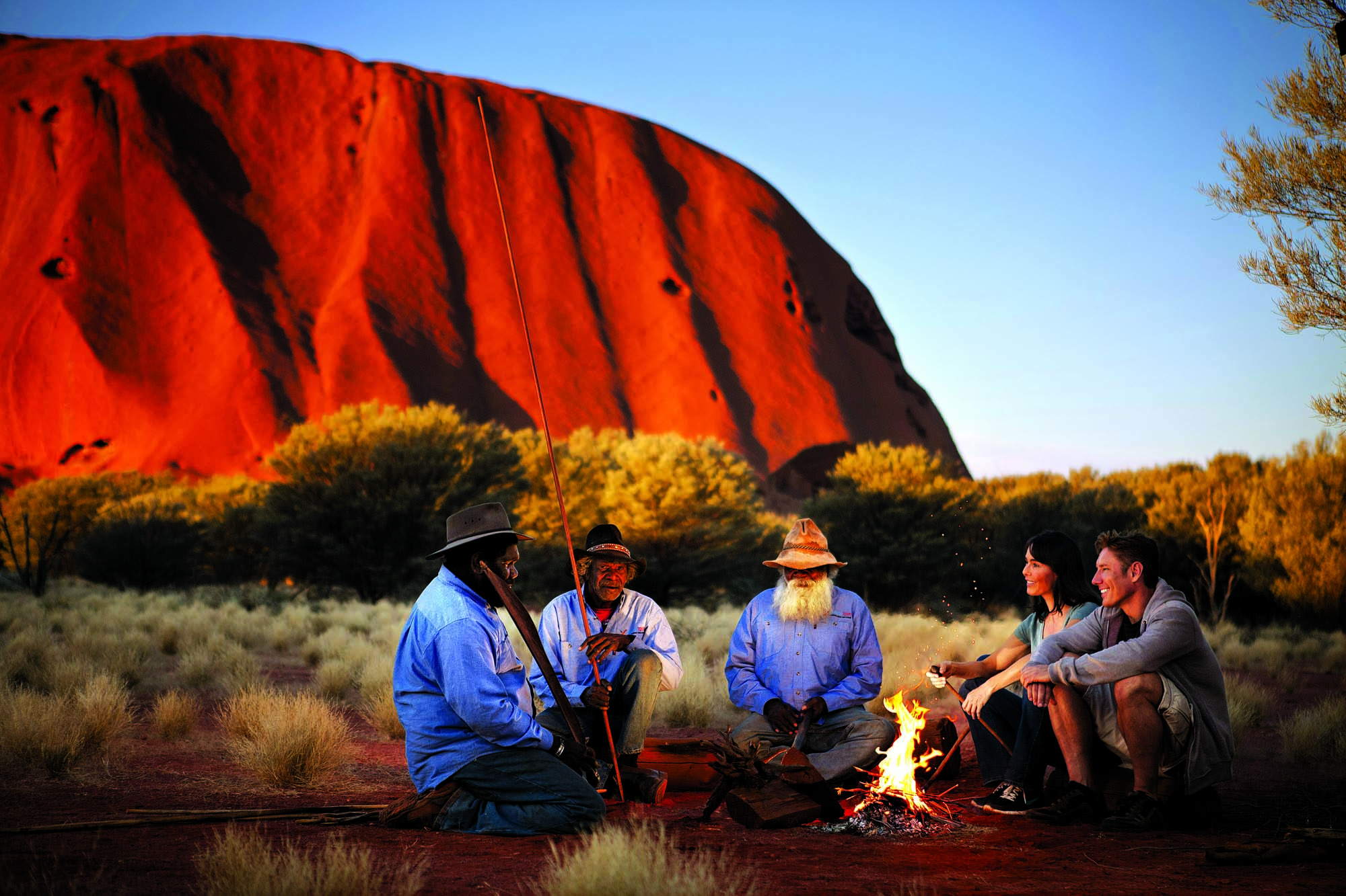Ved Uluru (Ayers Rock) får dere oppleve aboriginernes kultur på nært hold og overnatte med utsikt til steinen