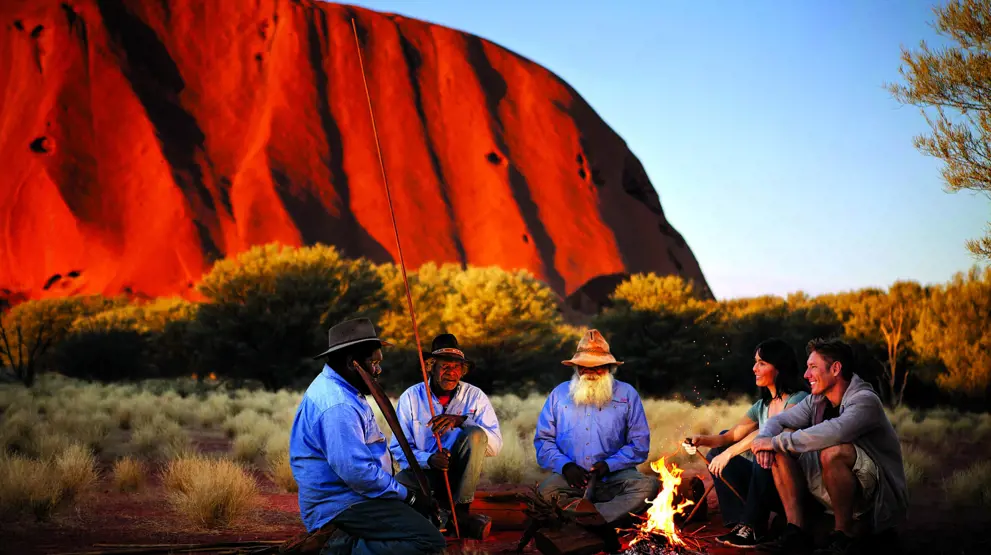 Ved Uluru (Ayers Rock) får dere oppleve aboriginernes kultur på nært hold og overnatte med utsikt til steinen