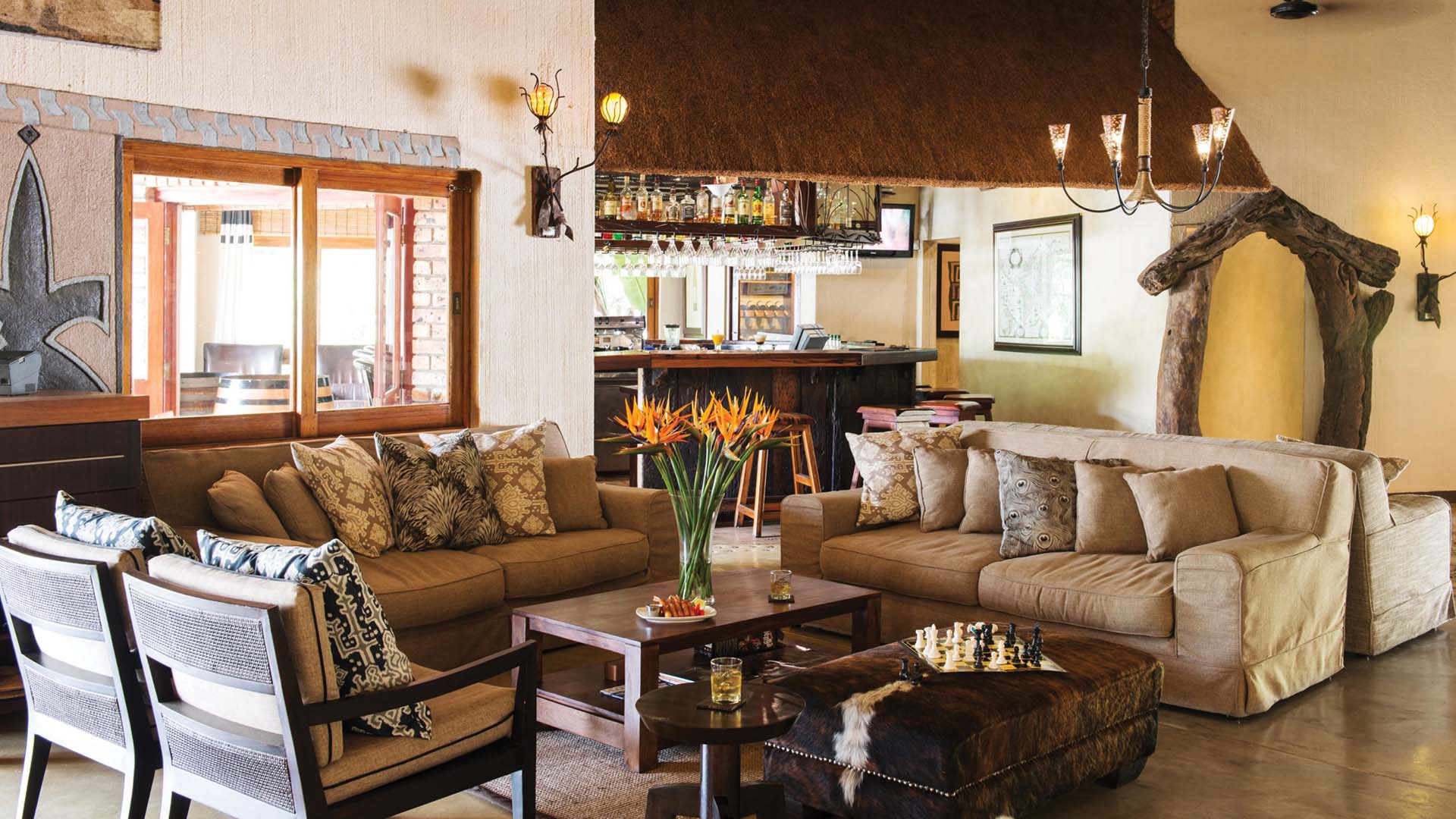 Hyggelig lounge og bar på Hippo Hollow Country Estate