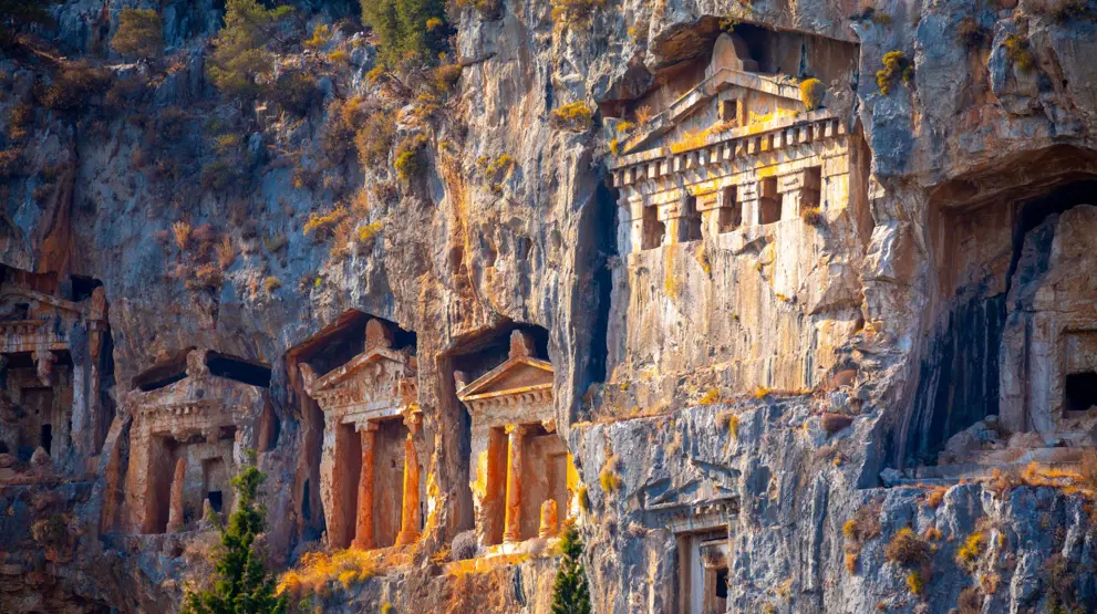 Ved byen Dalyan i Tyrkia ligger de imponerende Caunos Tombs of the Kings (Kongenes gravkamre)
