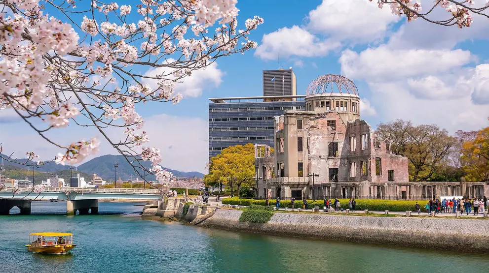  I Hiroshima kan dere blant annet se Atomic Bomb Dome, som står som et bevis på byens historie