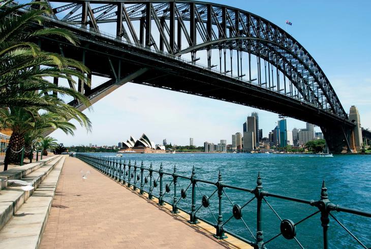 Utsikt til operahuset under Sydney Harbour Bridge - Rundreise i Australia